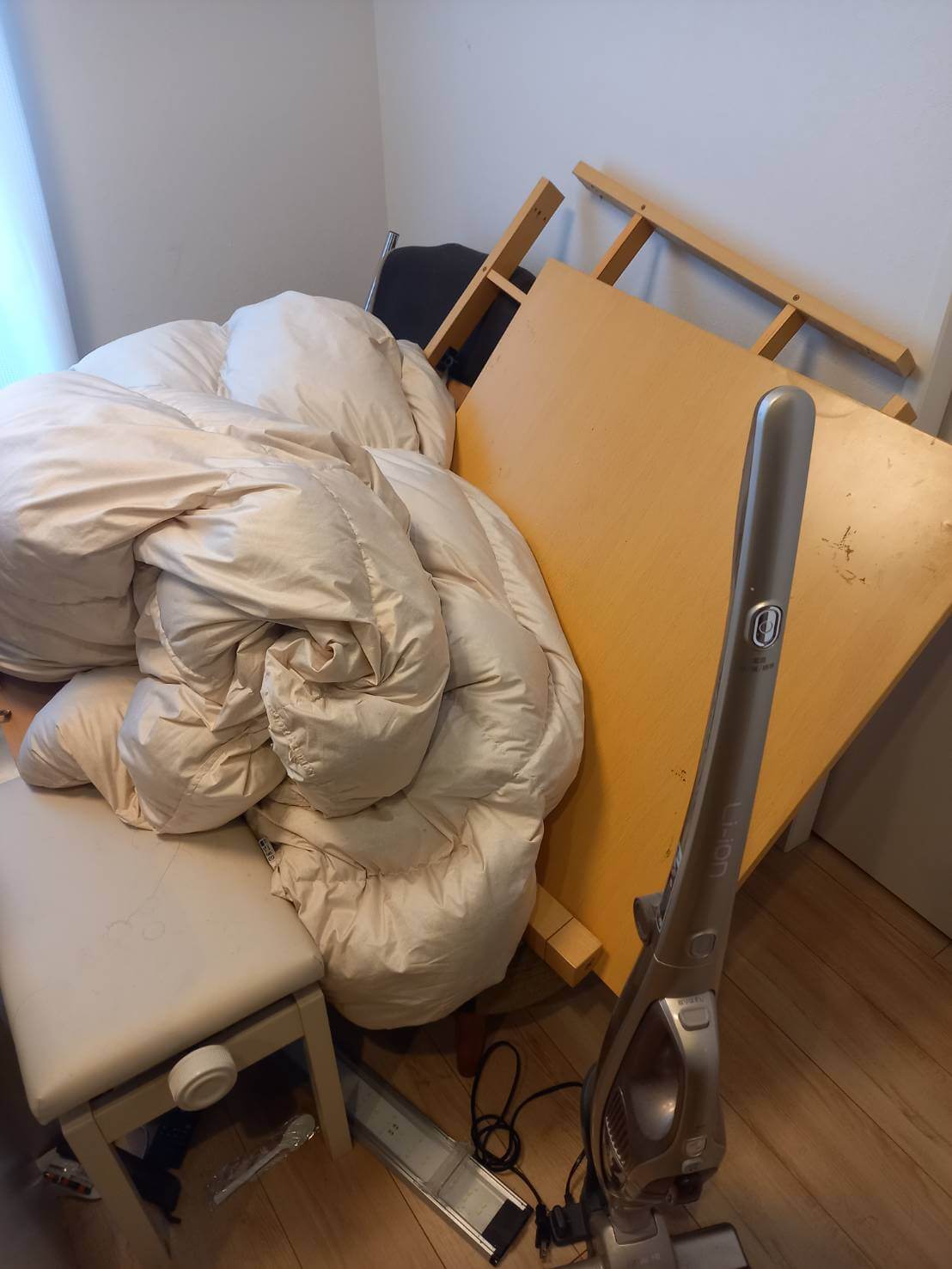 机、椅子、布団、掃除機の回収前の状態