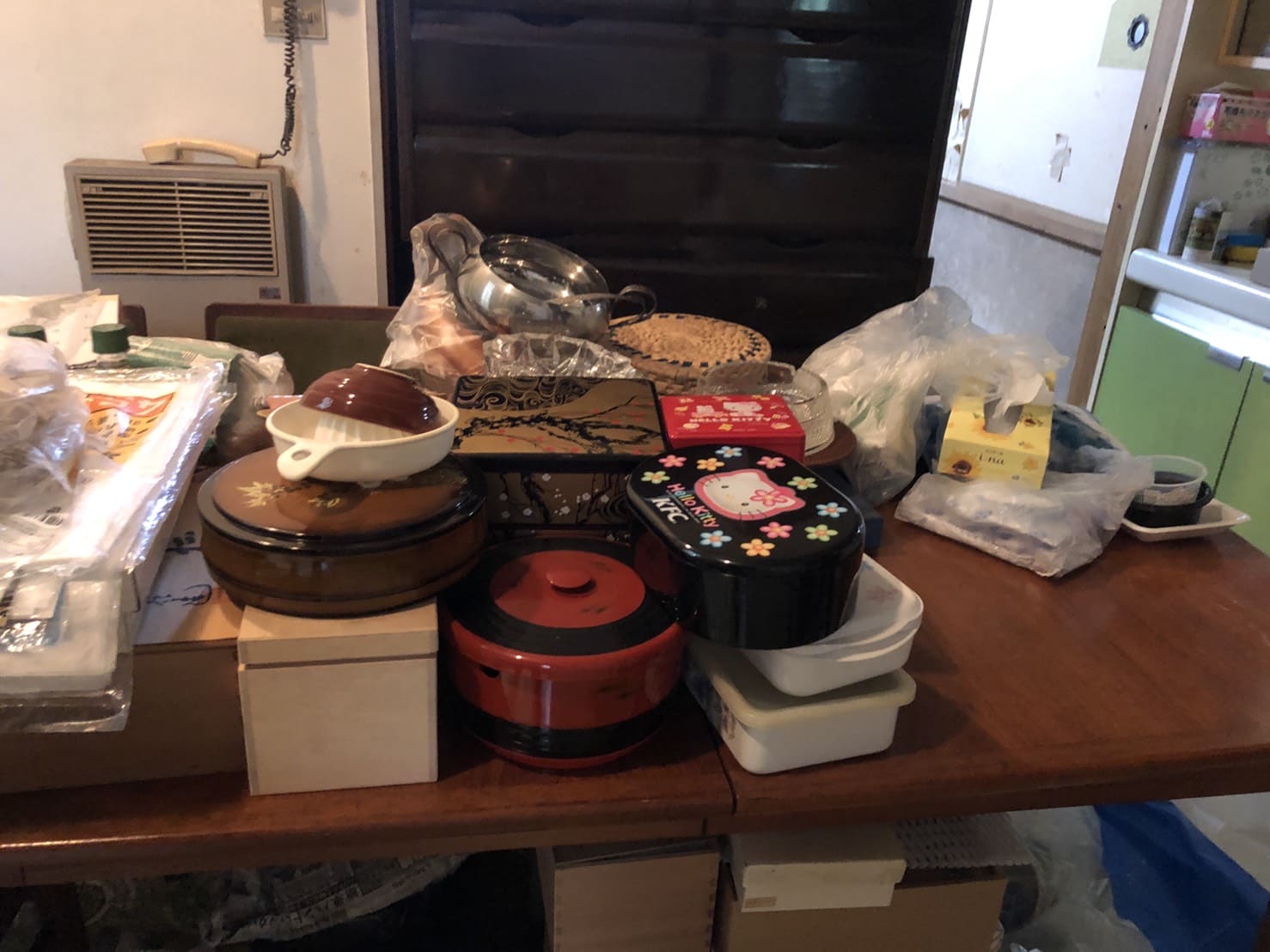 食器、鍋、木箱の回収前の状態