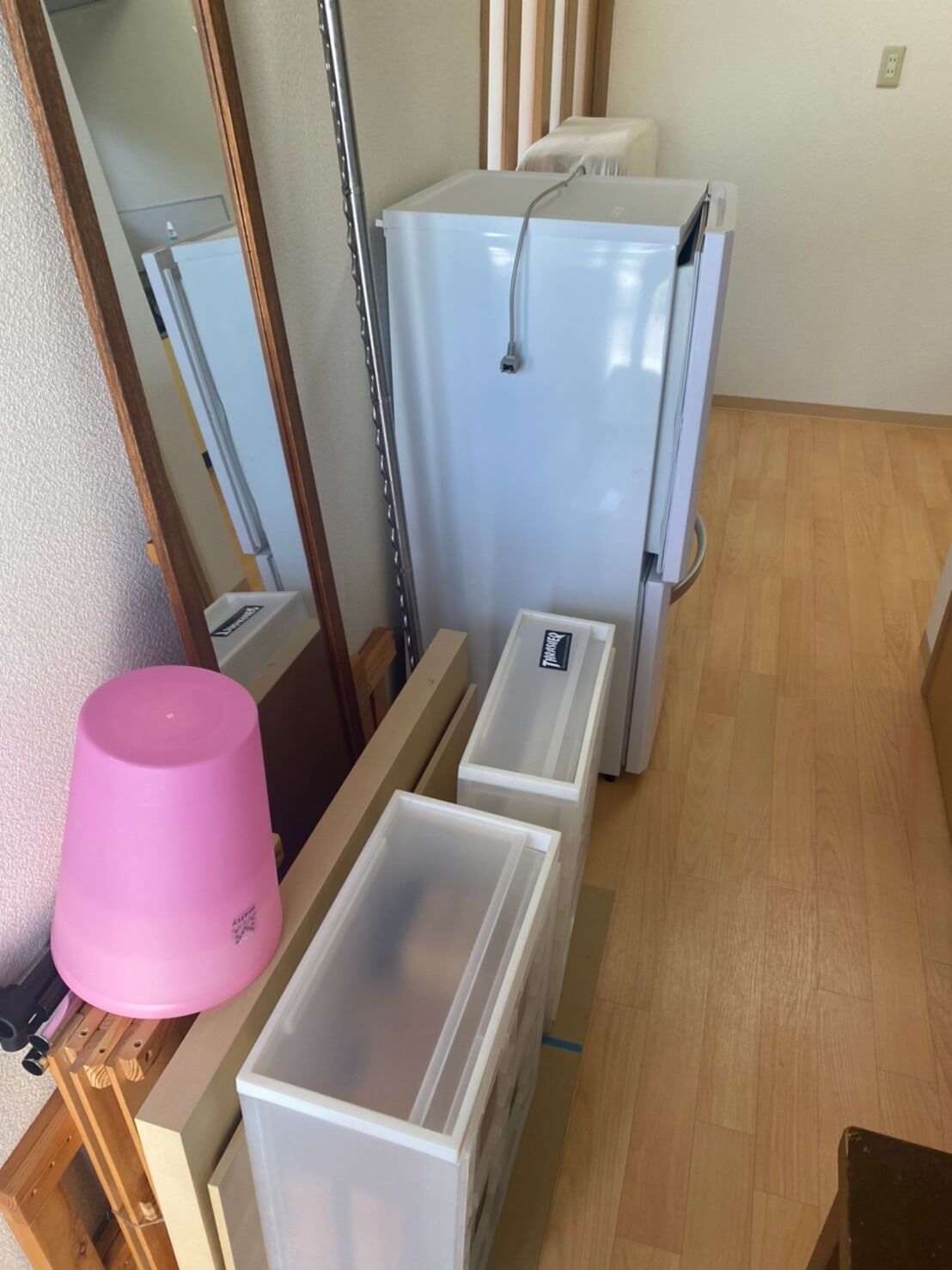 鏡、冷蔵庫、机、ゴミ箱の回収前の状態