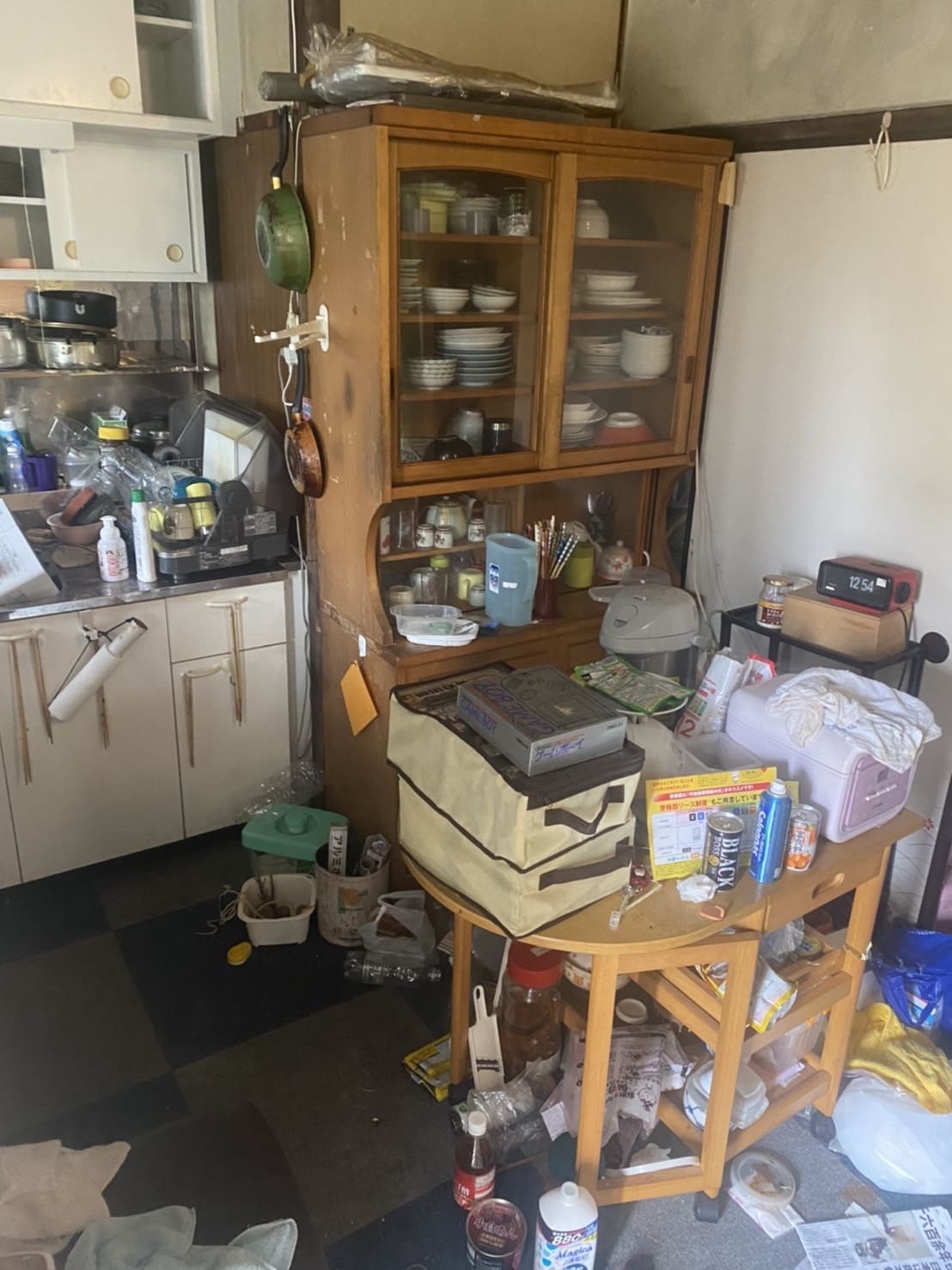 食器棚、テーブル、食器、調理器具の回収前の状態