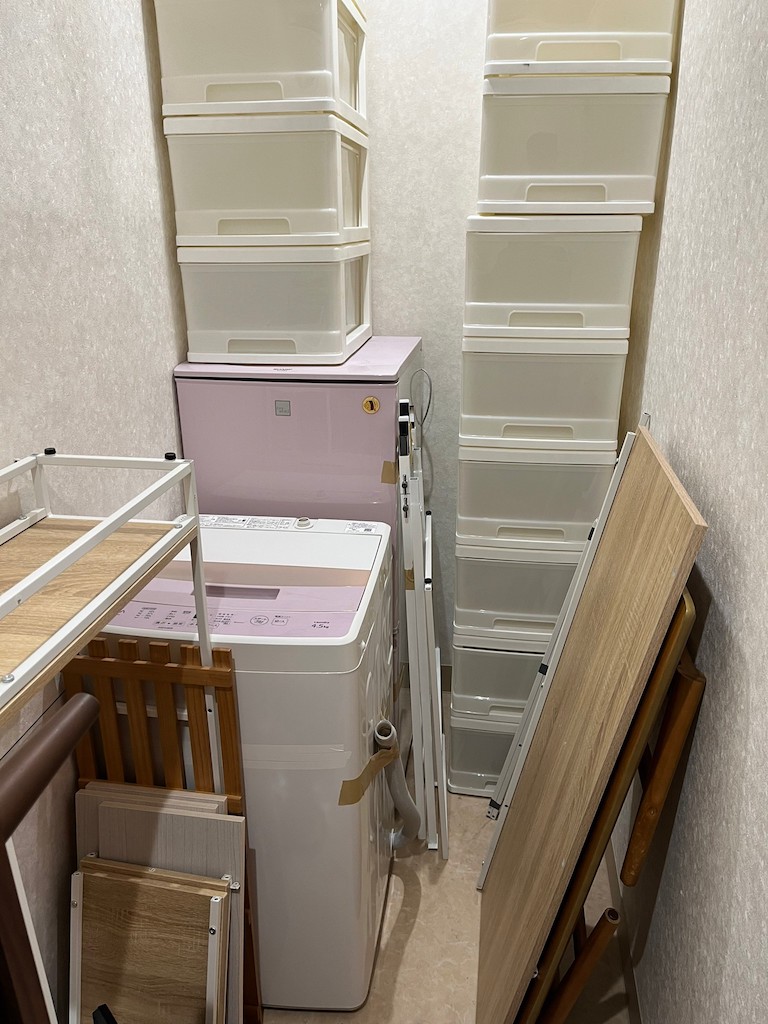 冷蔵庫、洗濯機、衣装ケース、机の回収前の状態