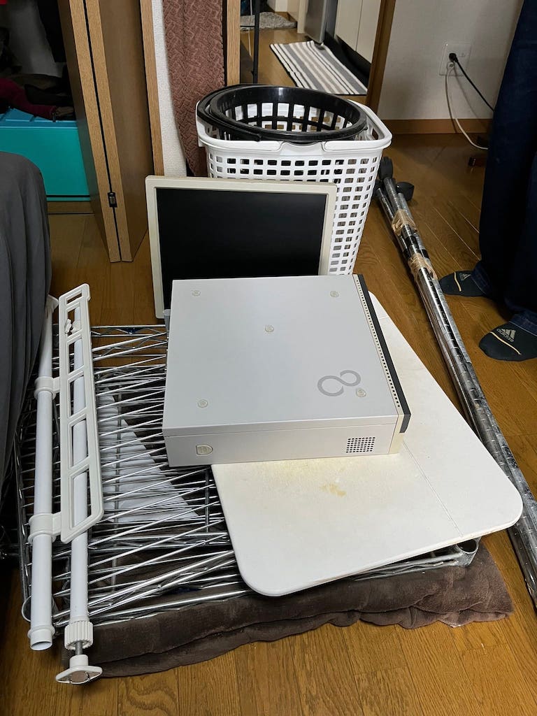 パソコン、ラック、かご、テーブルの回収前の状態