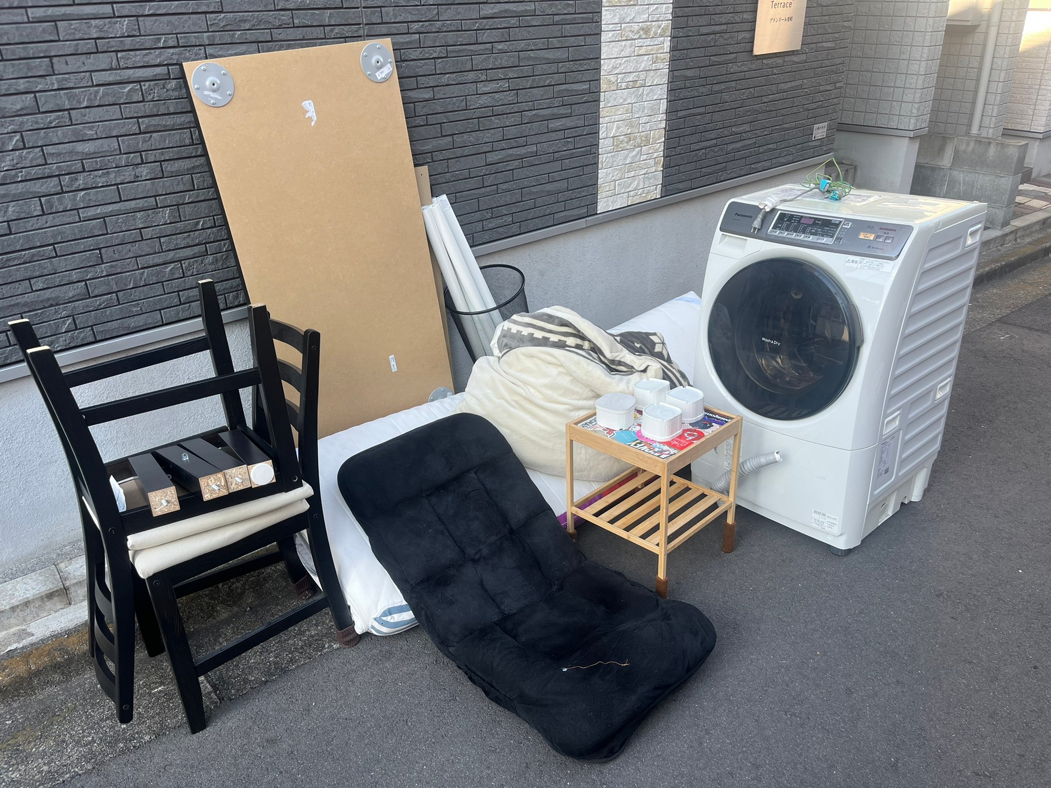 洗濯機、椅子、寝具、テーブルなどの回収前の状態