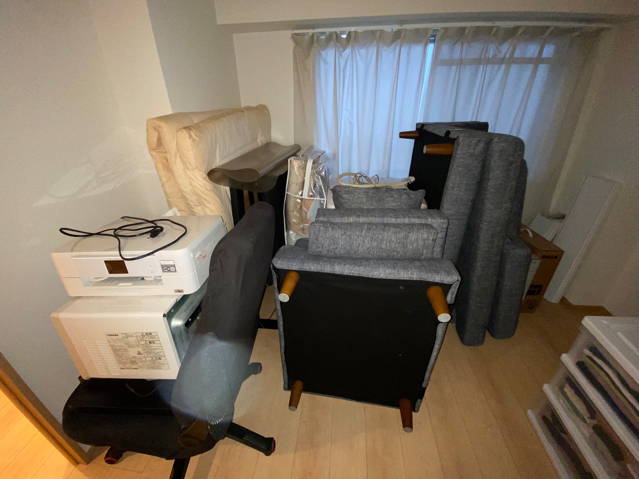 ソファ、電子レンジ、寝具、椅子などの回収前の状態