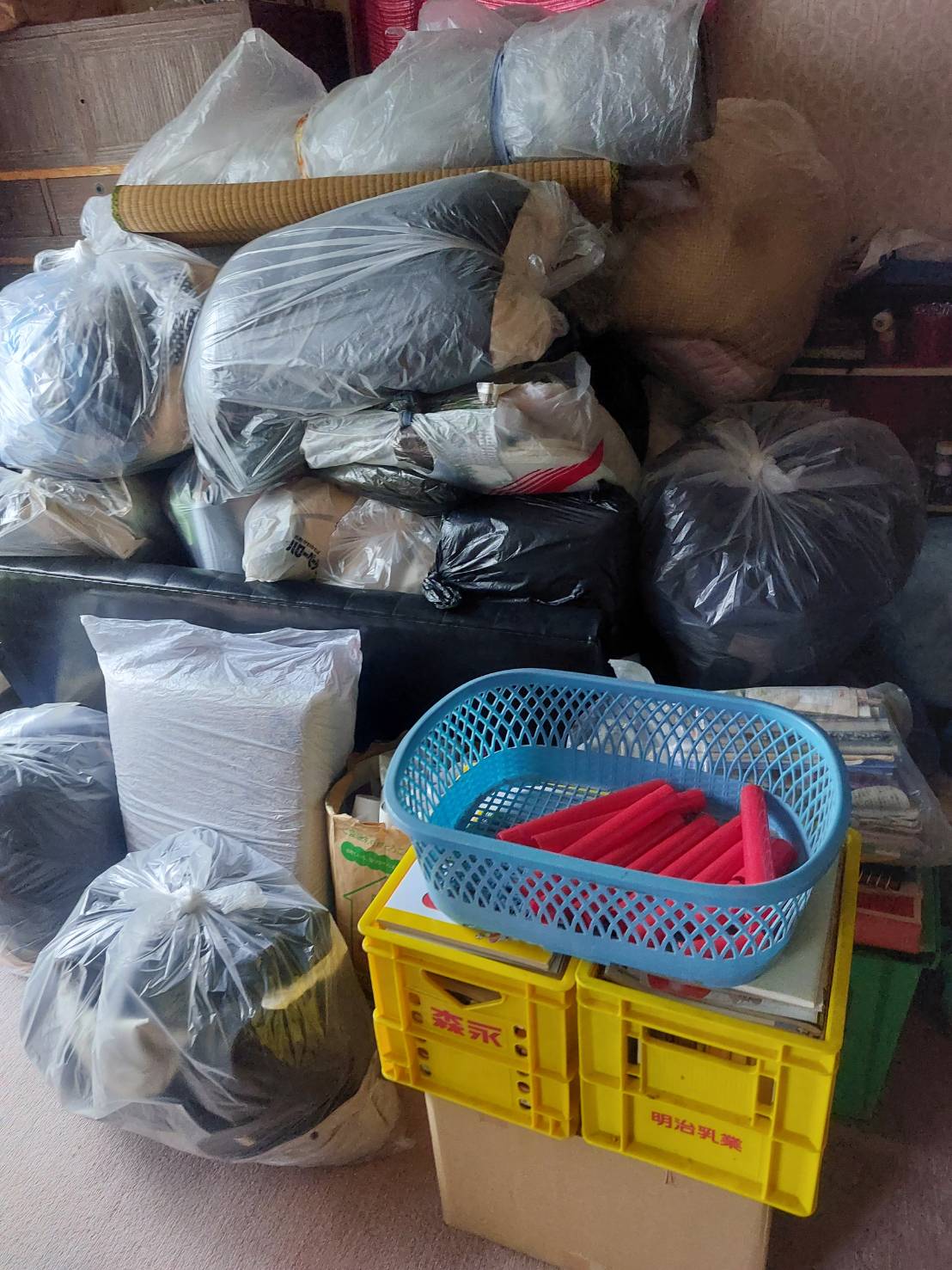 衣服、寝具、絨毯、書籍などの回収前の状態