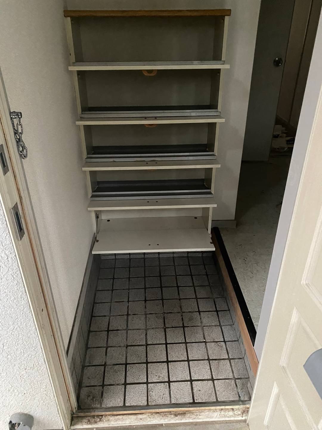 雑誌等1部屋分、衣類2袋分、靴、家具数点、その他多数の回収後の状態