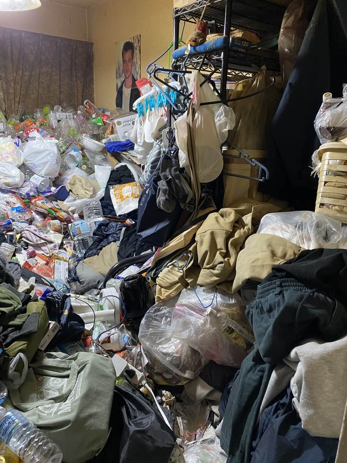 可燃ゴミなど2部屋分、液体、衣類、家具数点の回収前の状態
