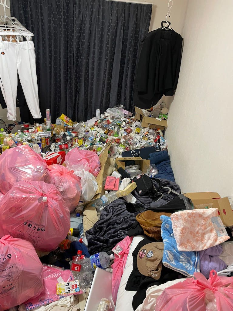 衣類、ペットボトル等のゴミ、危険物など多数の回収前の状態
