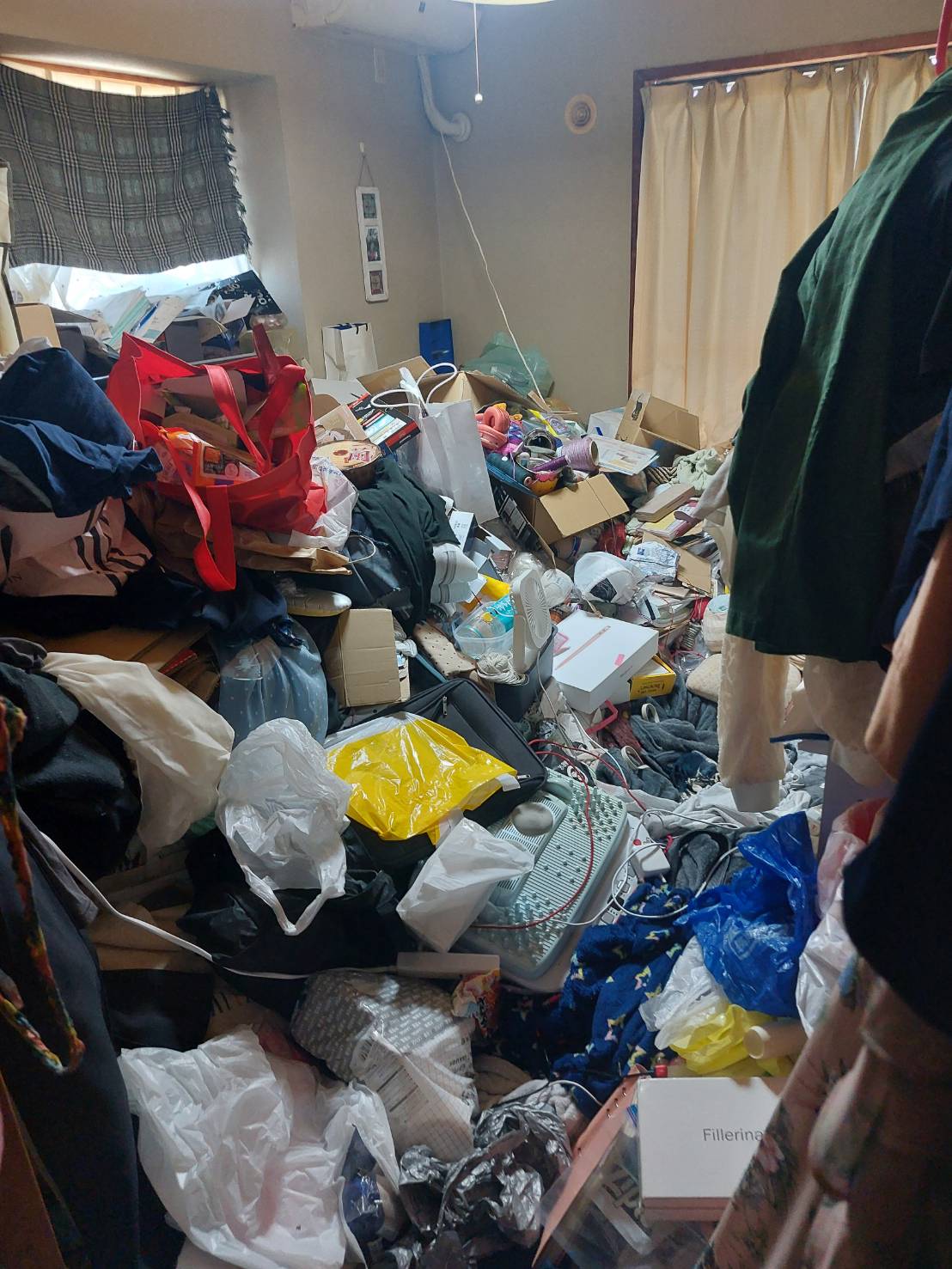 衣類、可燃ゴミなど1部屋分、小型家電数点の回収前の状態