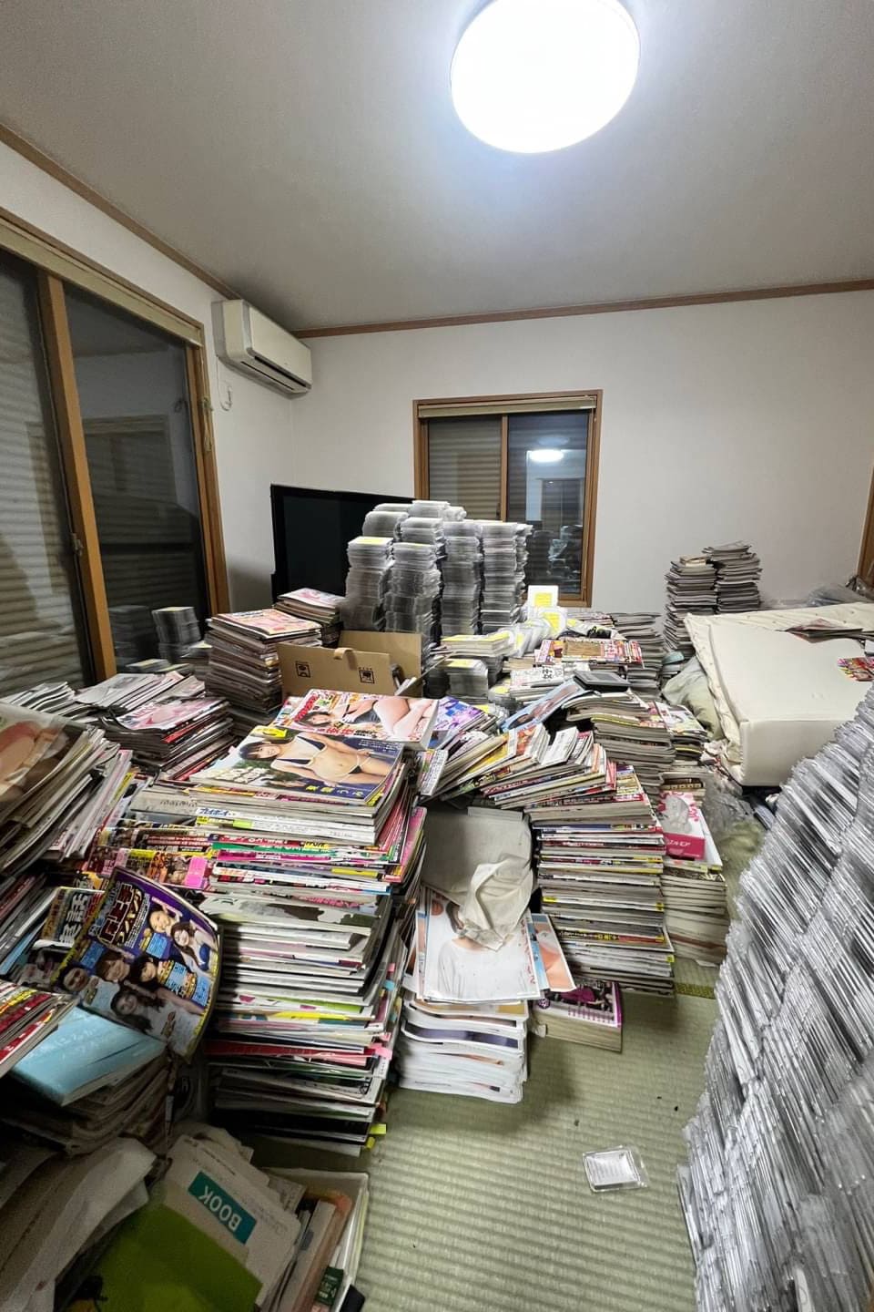 雑誌、CD、ダンボール、文房具、可燃ゴミ多数の回収前の状態