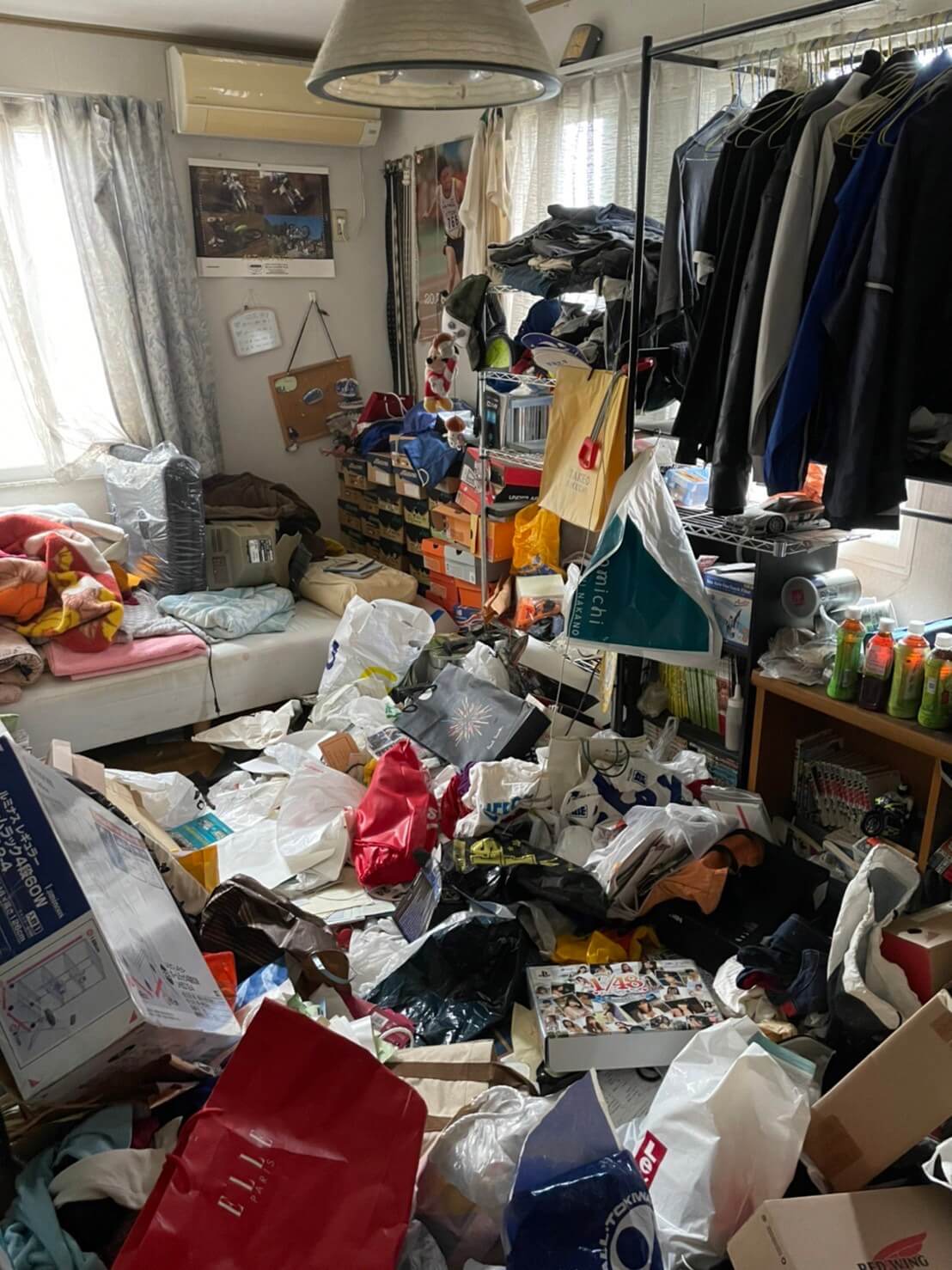 衣類、書籍、可燃ゴミなどのゴミ類、家具数点の回収前の状態