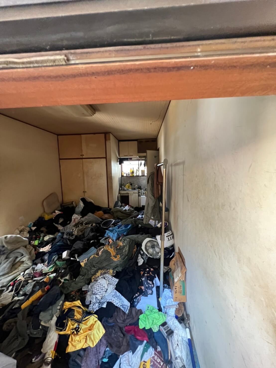 衣類数十袋分、可燃ゴミ多数、寝具の回収前の状態