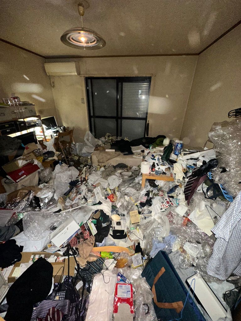 生ゴミ・可燃ゴミなど1部屋分、液体、衣類、家具・家電数点、その他多数の回収前の状態