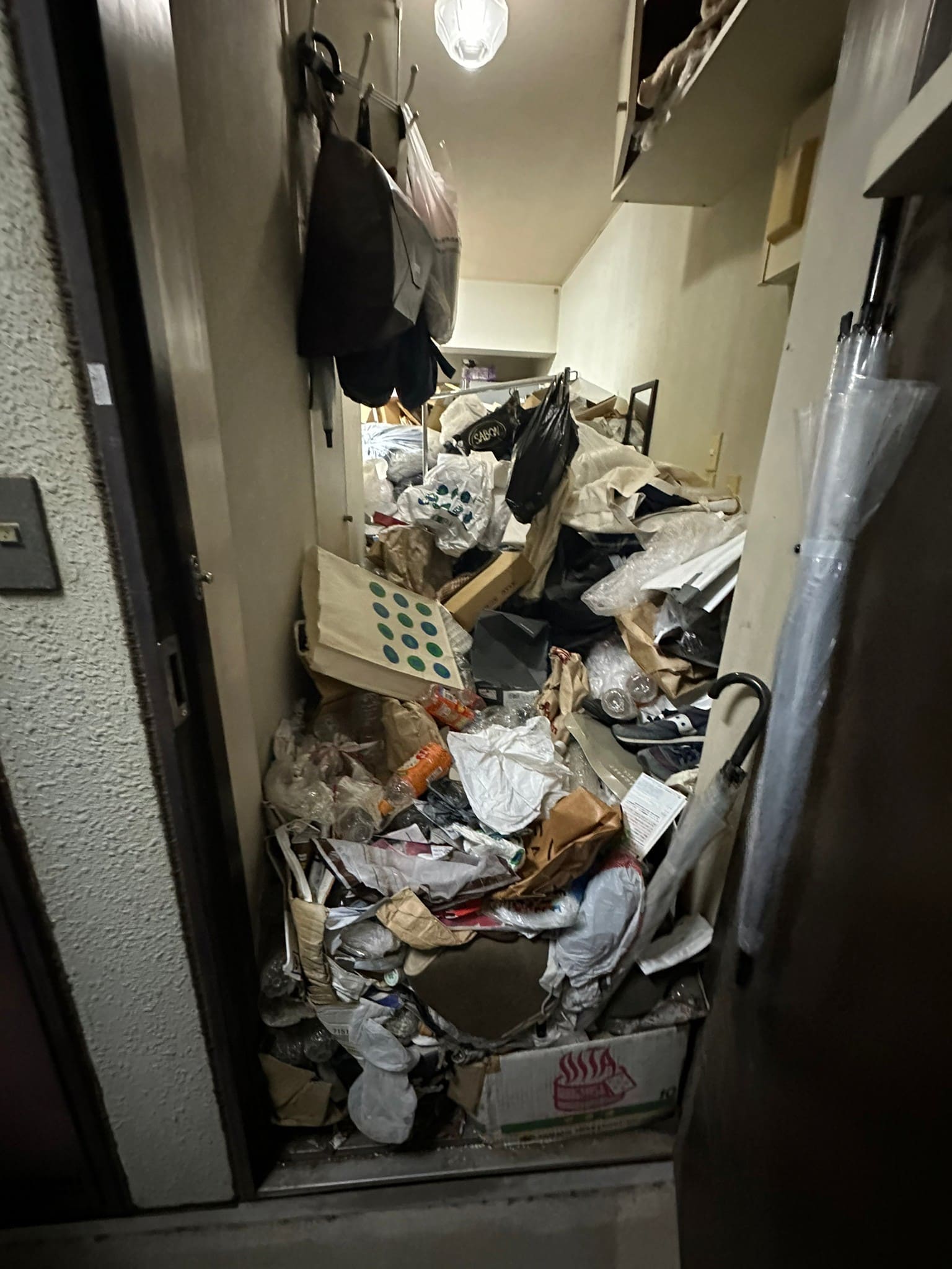 可燃ゴミや不燃ゴミ等ゴミ袋2部屋分、家具家電一式の回収前の状態
