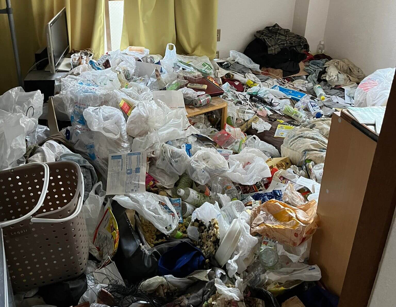 棚、ゴミ箱、清掃用品、タオルの回収前の状態