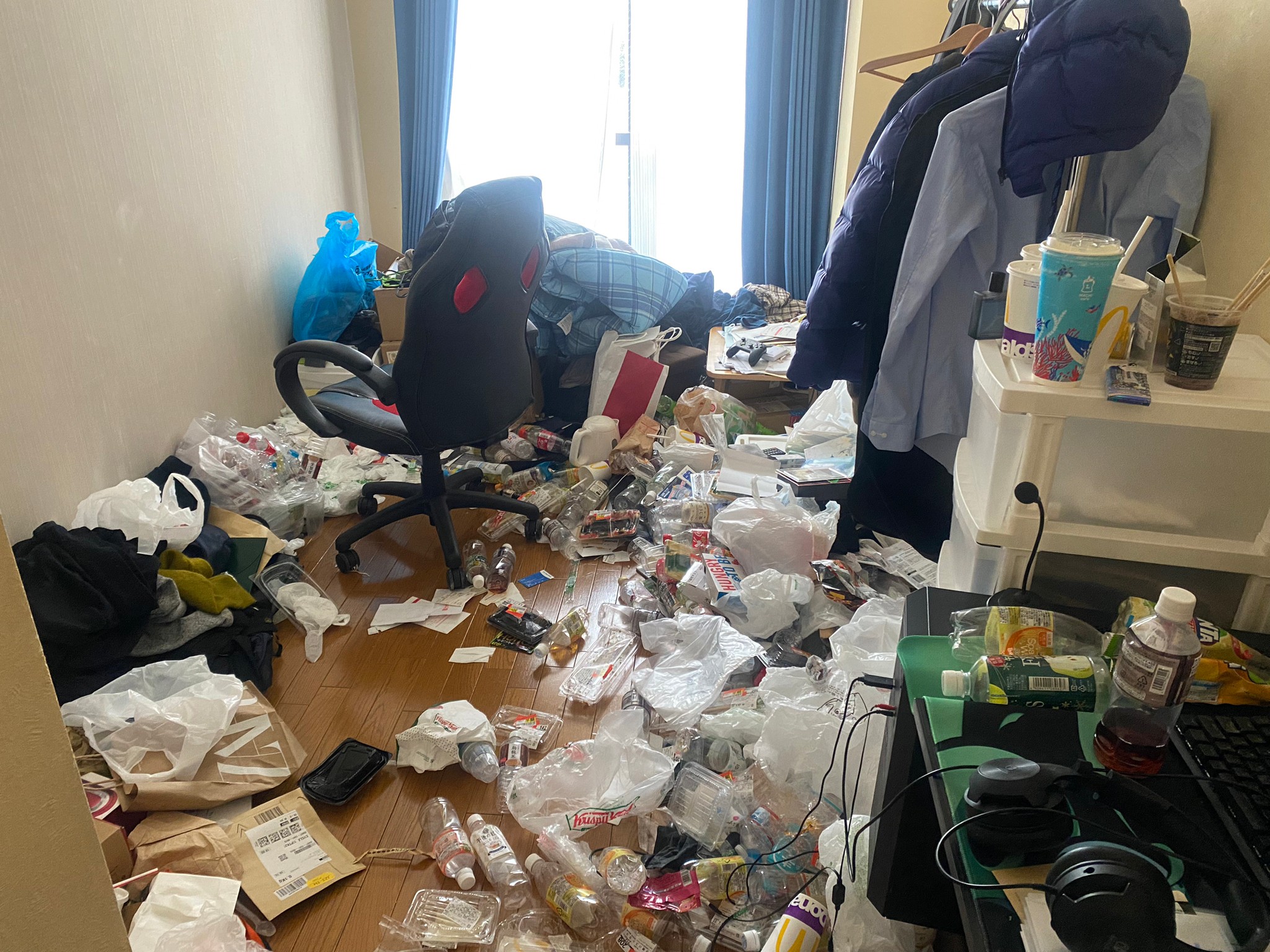 衣類、古紙、ペットボトルやプラ容器など家庭ゴミ1部屋分の回収前の状態