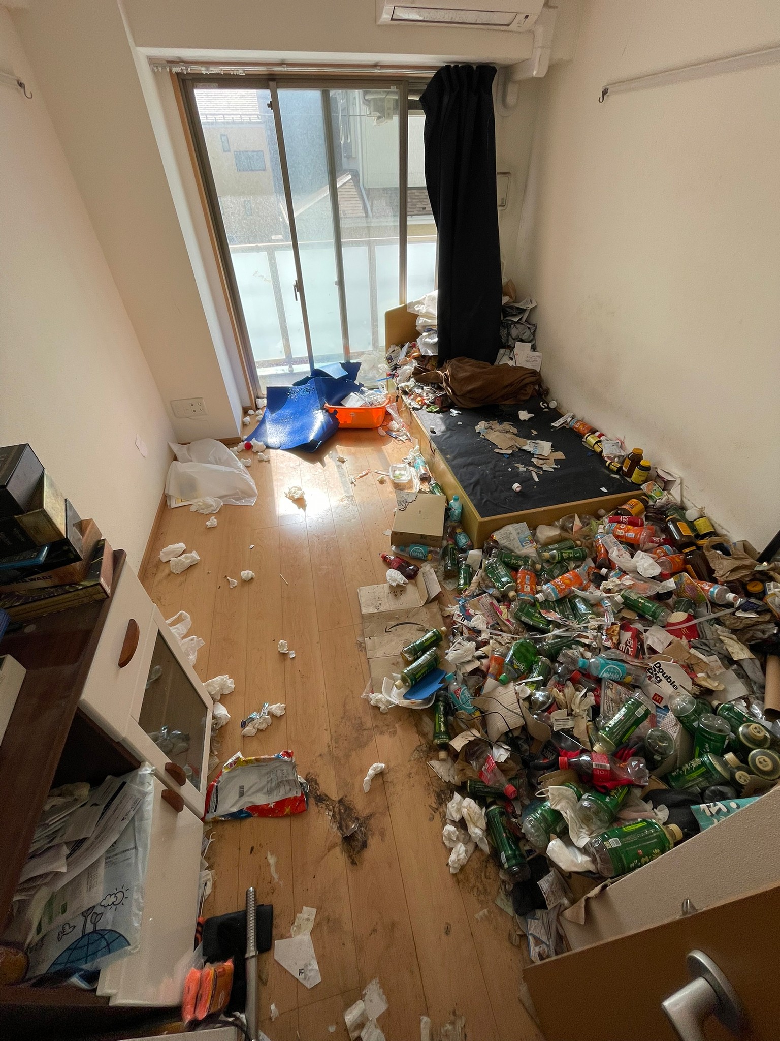 棚、本、ベッド、金属類、ペットボトルなど家庭ゴミ1部屋分の回収前の状態