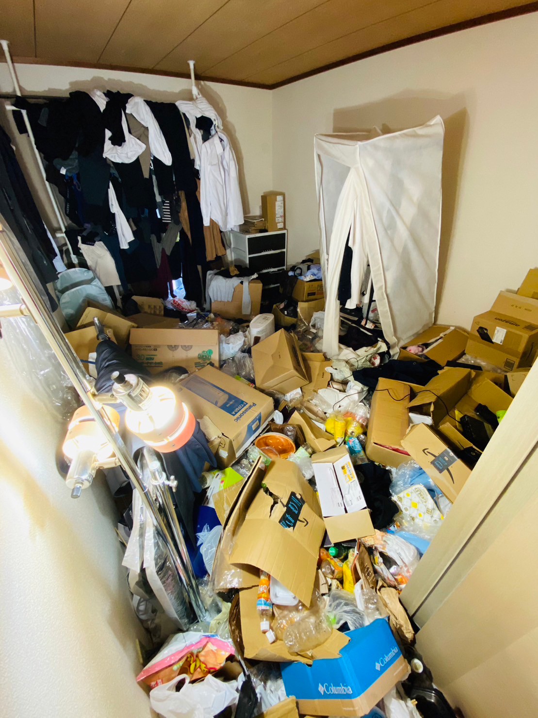 衣類、加湿器、液体含むビン・缶・ペットボトル、段ボールなど家庭ゴミ1部屋分の回収前の状態