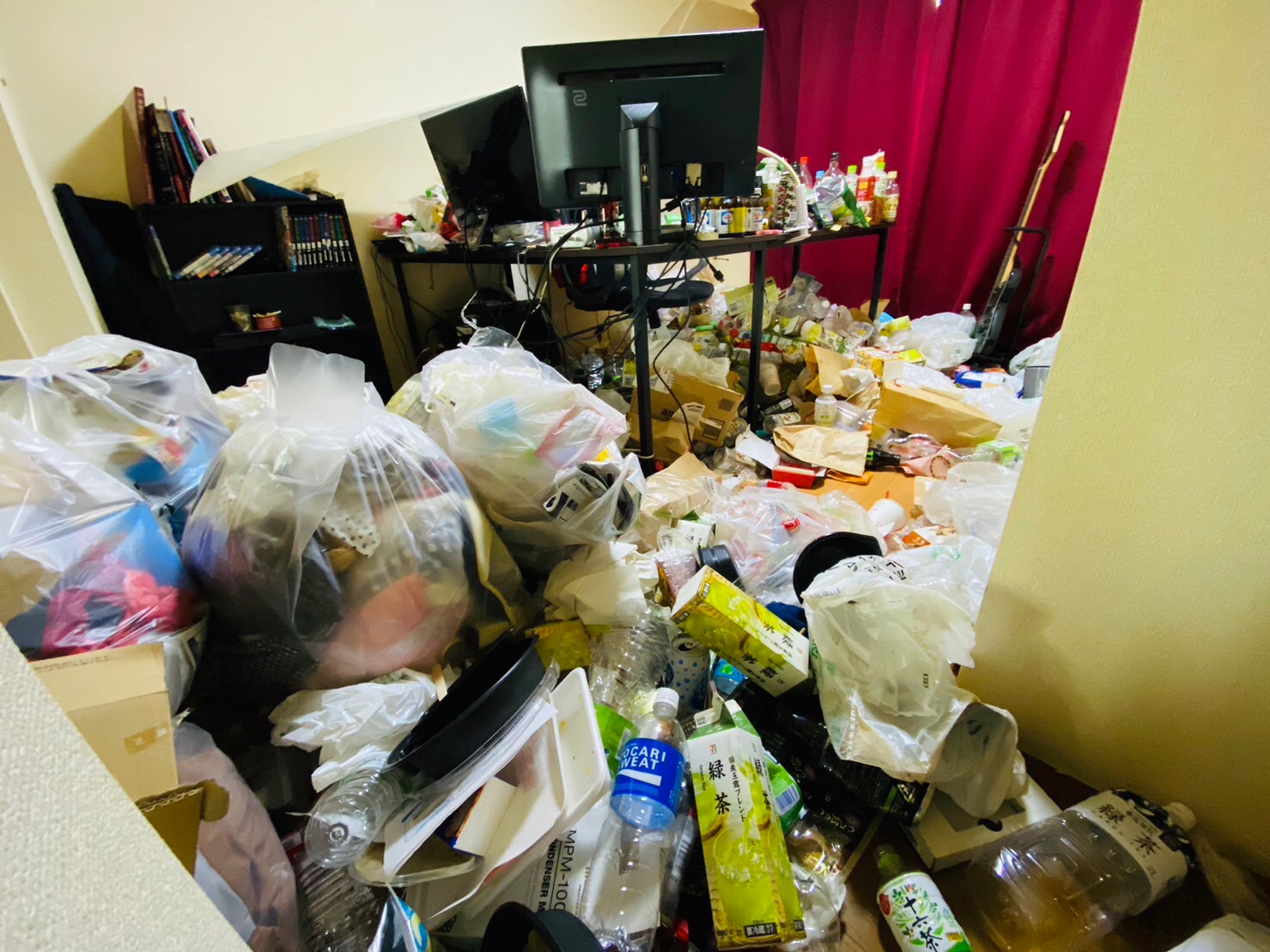 ペットボトル、衣類、段ボール、瓶、その他家庭ゴミ1部屋分の回収前の状態