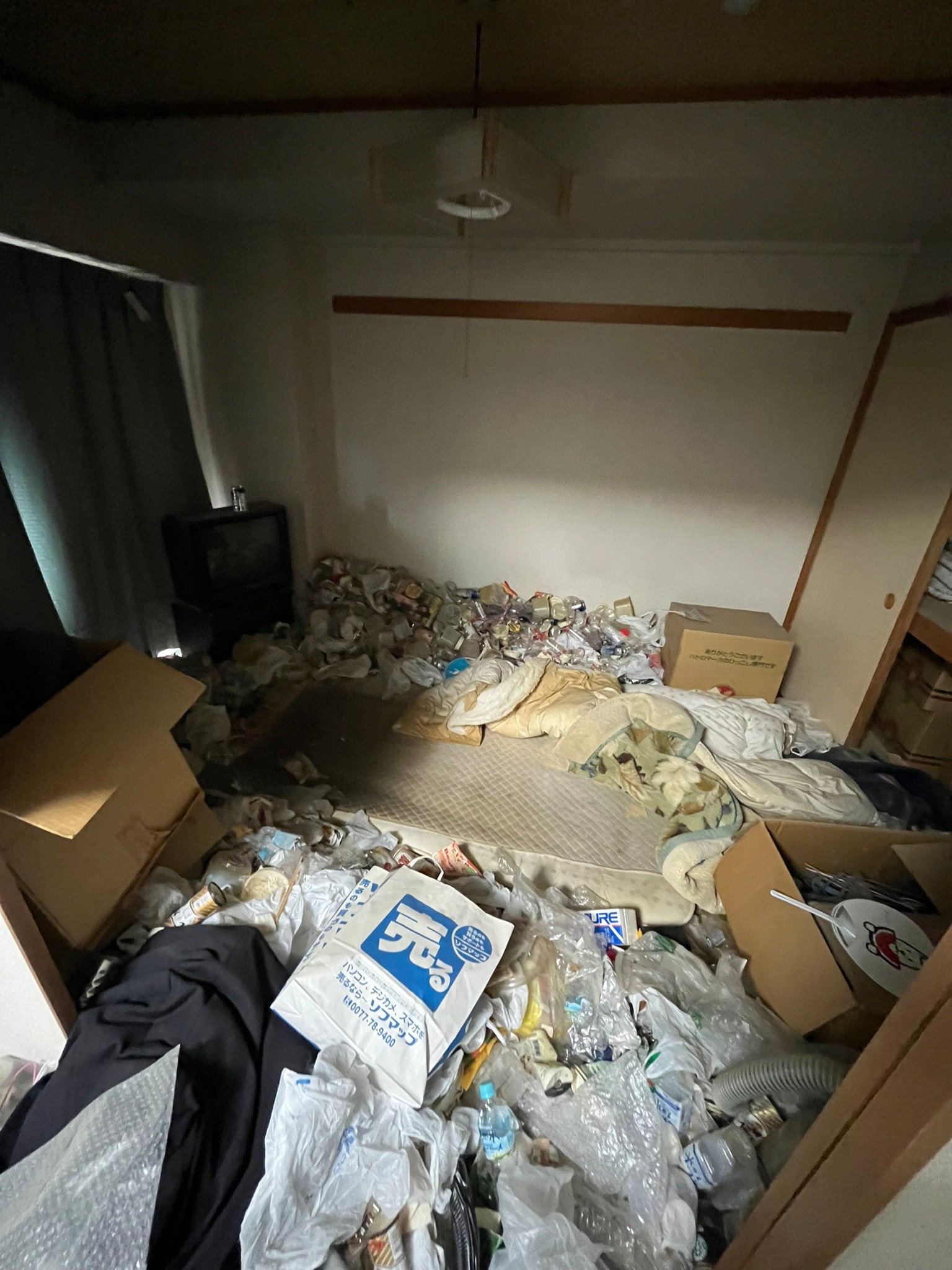 テレビ、段ボール、衣類、ペットボトルなど家庭ゴミ1部屋分の回収前の状態