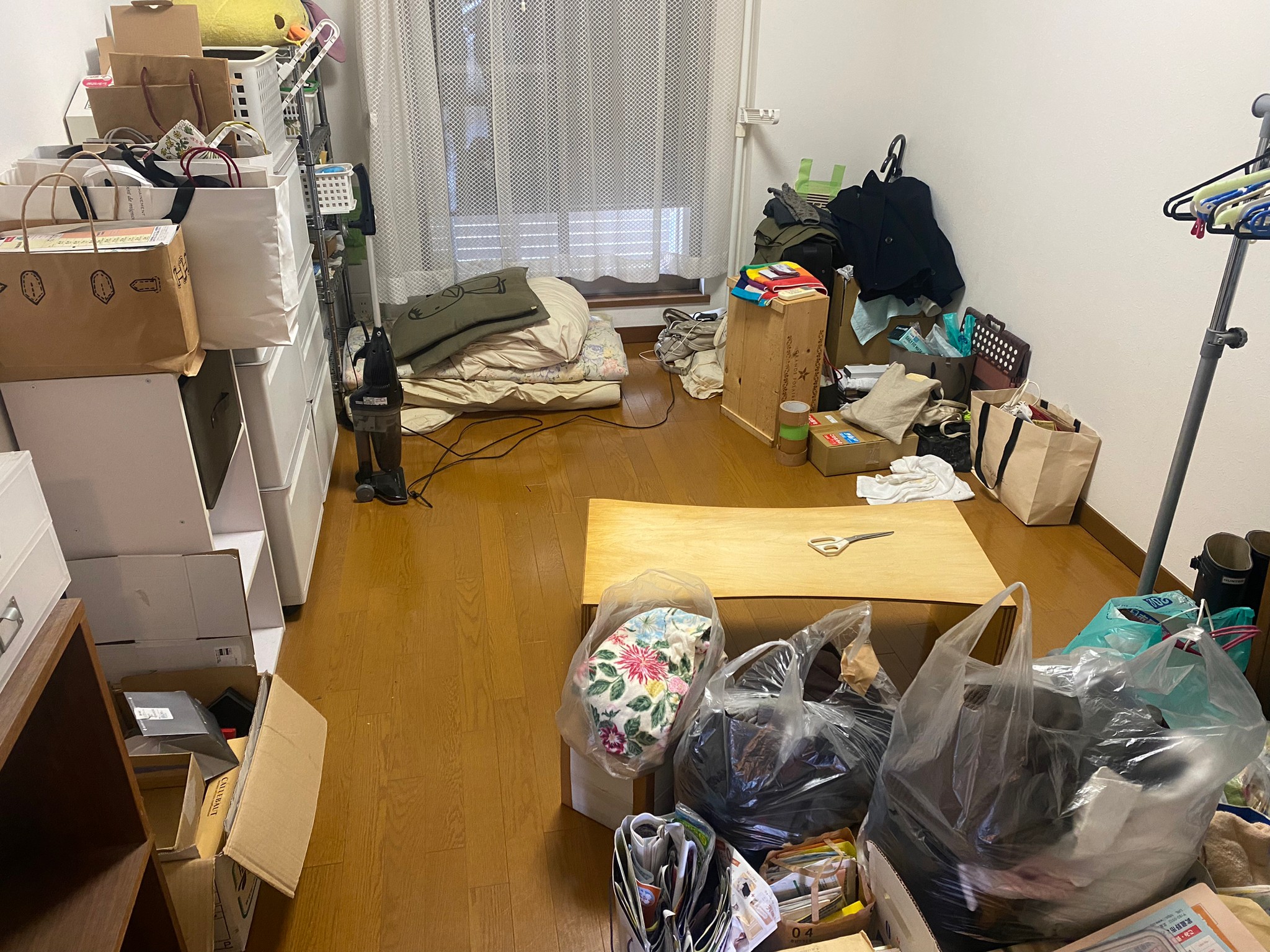 棚、掃除機、衣類、家電、その他家庭ゴミ1部屋分の回収前の状態