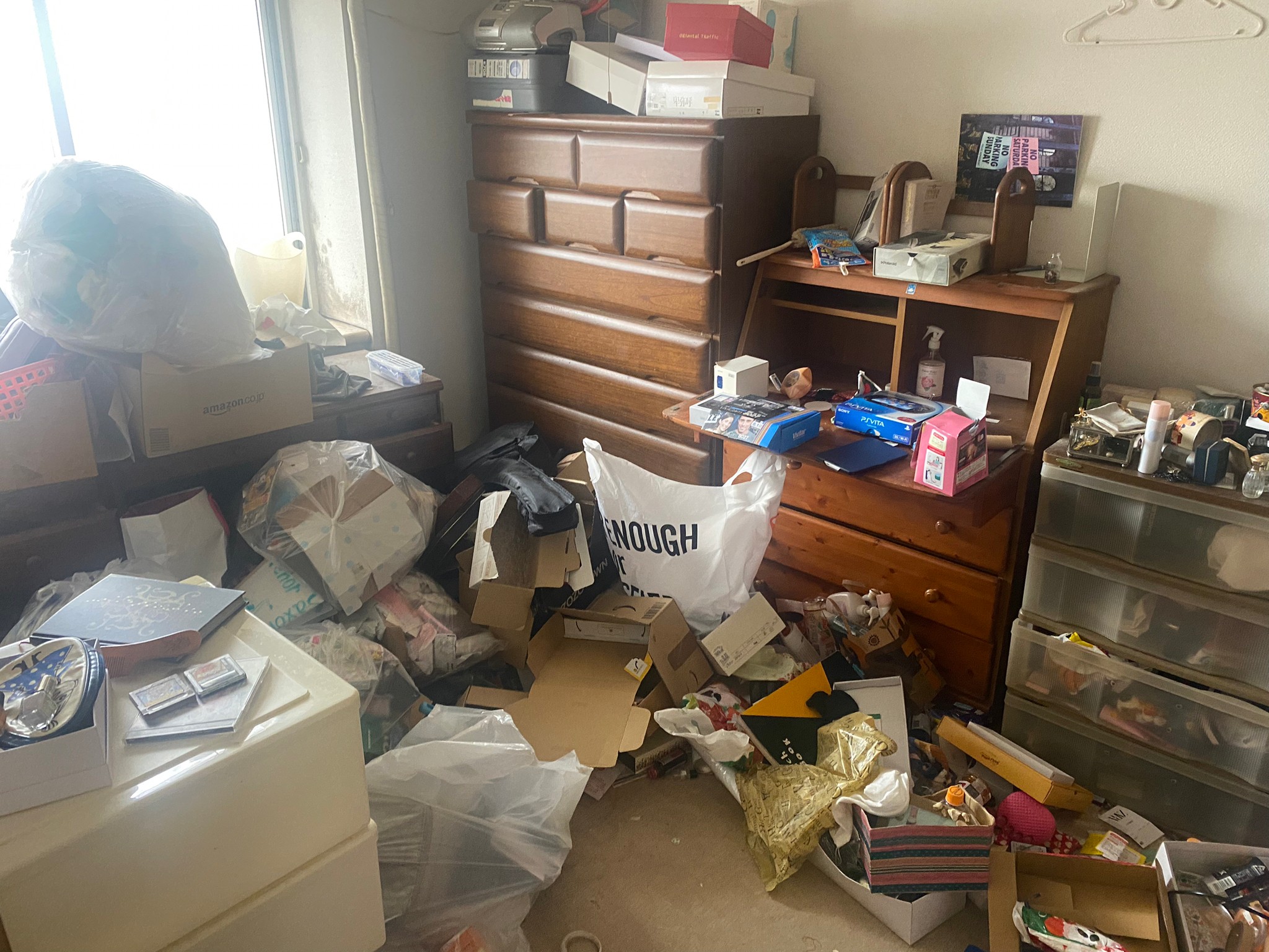 家具、家電、楽器、ゲーム機、衣類、段ボールなど家庭ゴミ2部屋分の回収前の状態