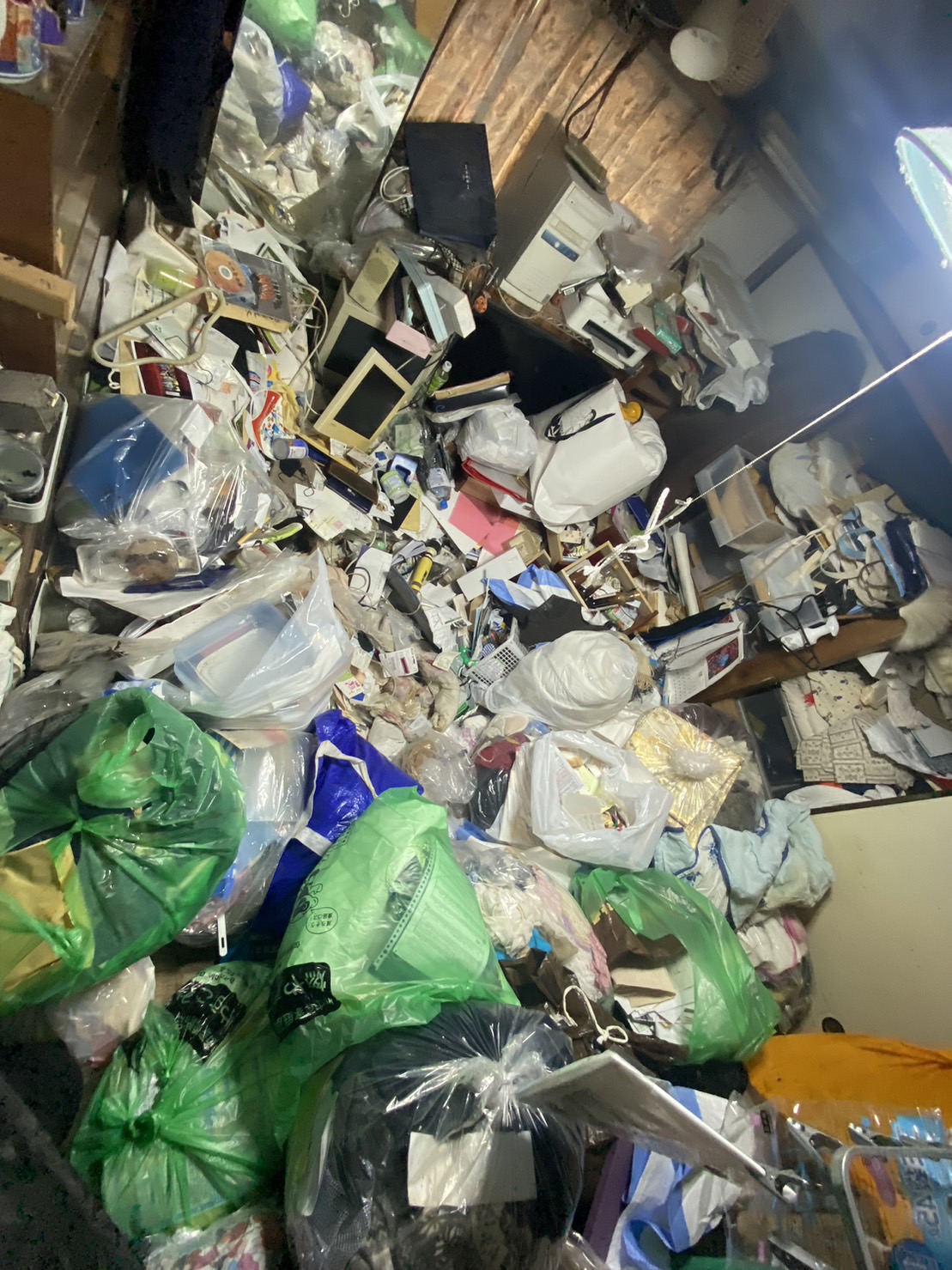 衣類や食料飲料含むゴミ2部屋分、家具数点の回収前の状態