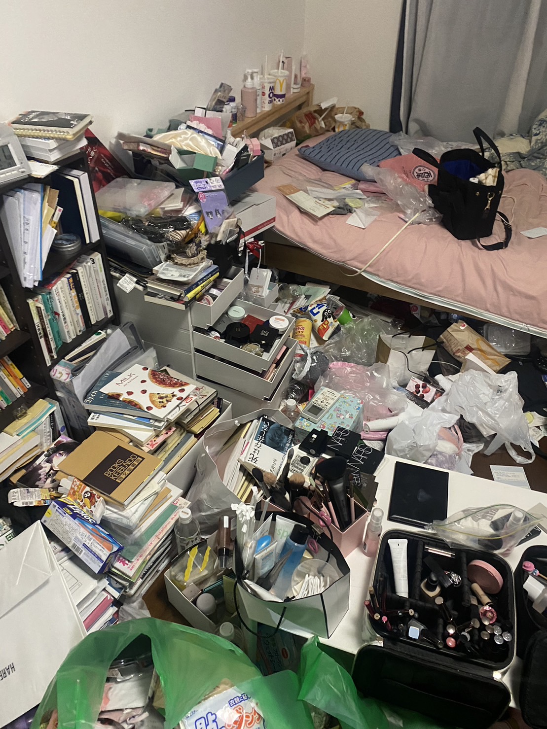 本、古紙、棚、メイク道具、その他家庭ゴミ1部屋分の回収前の状態