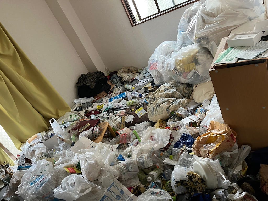 生ゴミや液体含むゴミ類1部屋分、衣類、寝具などの回収前の状態