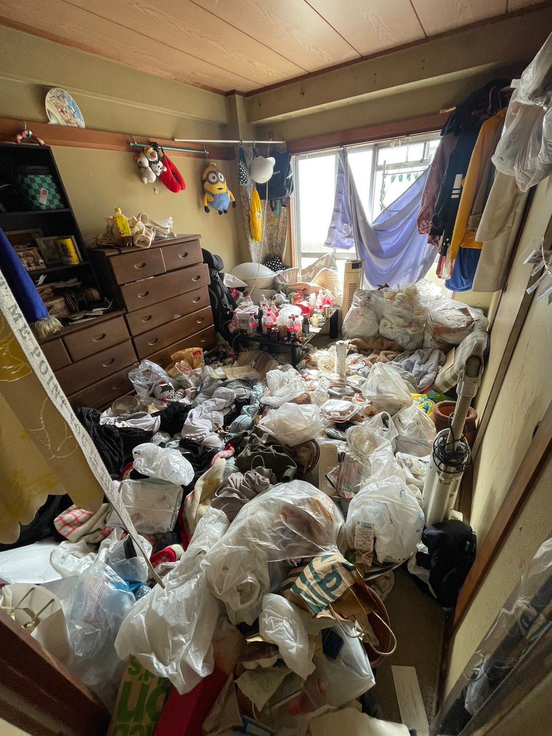 衣料品、布団、食品や飲料品含むゴミなどの回収前の状態