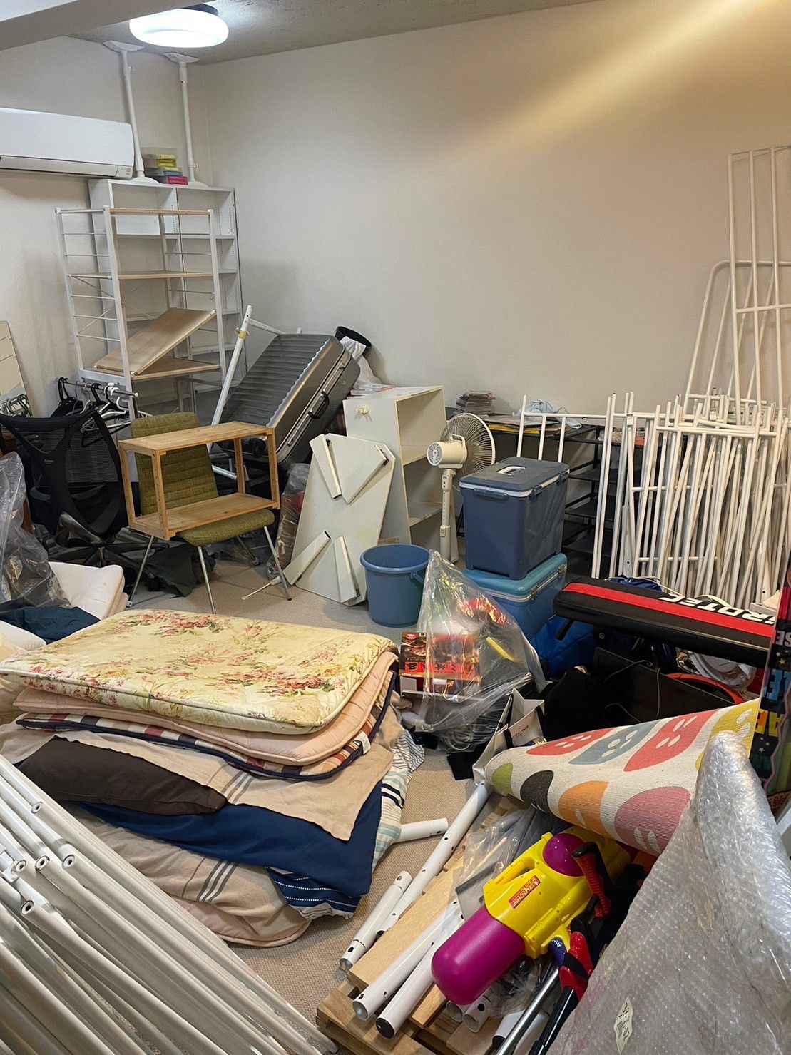 棚、机、寝具、鞄、家電などの回収前の状態