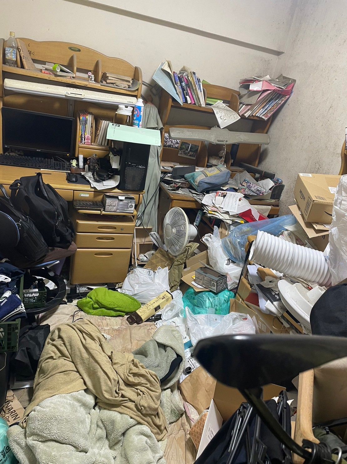 衣料品、電化製品、書籍、可燃ゴミなど2部屋分の回収前の状態
