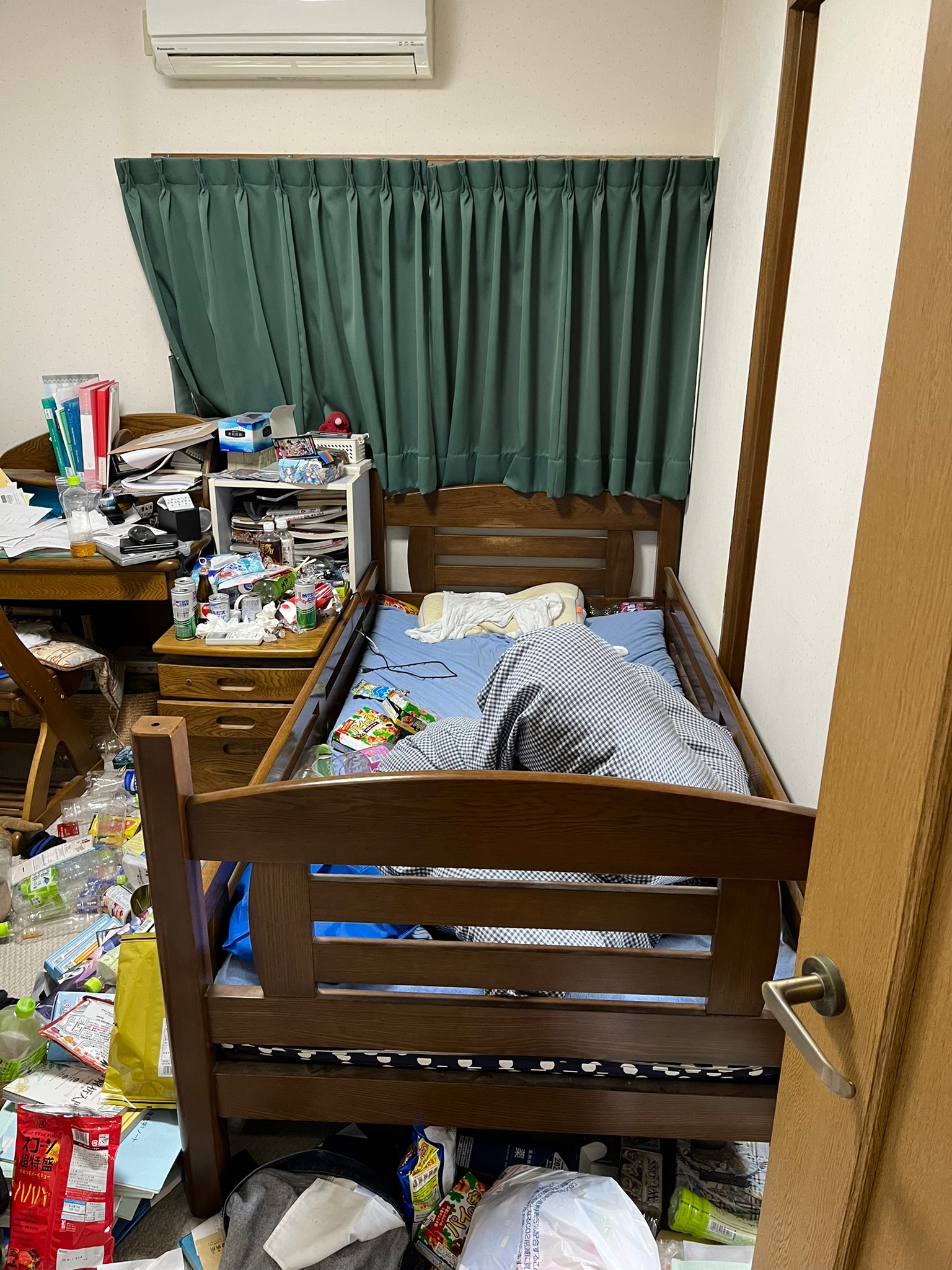 ベッド、机、椅子、箪笥、飲料含むゴミなどの回収前の状態