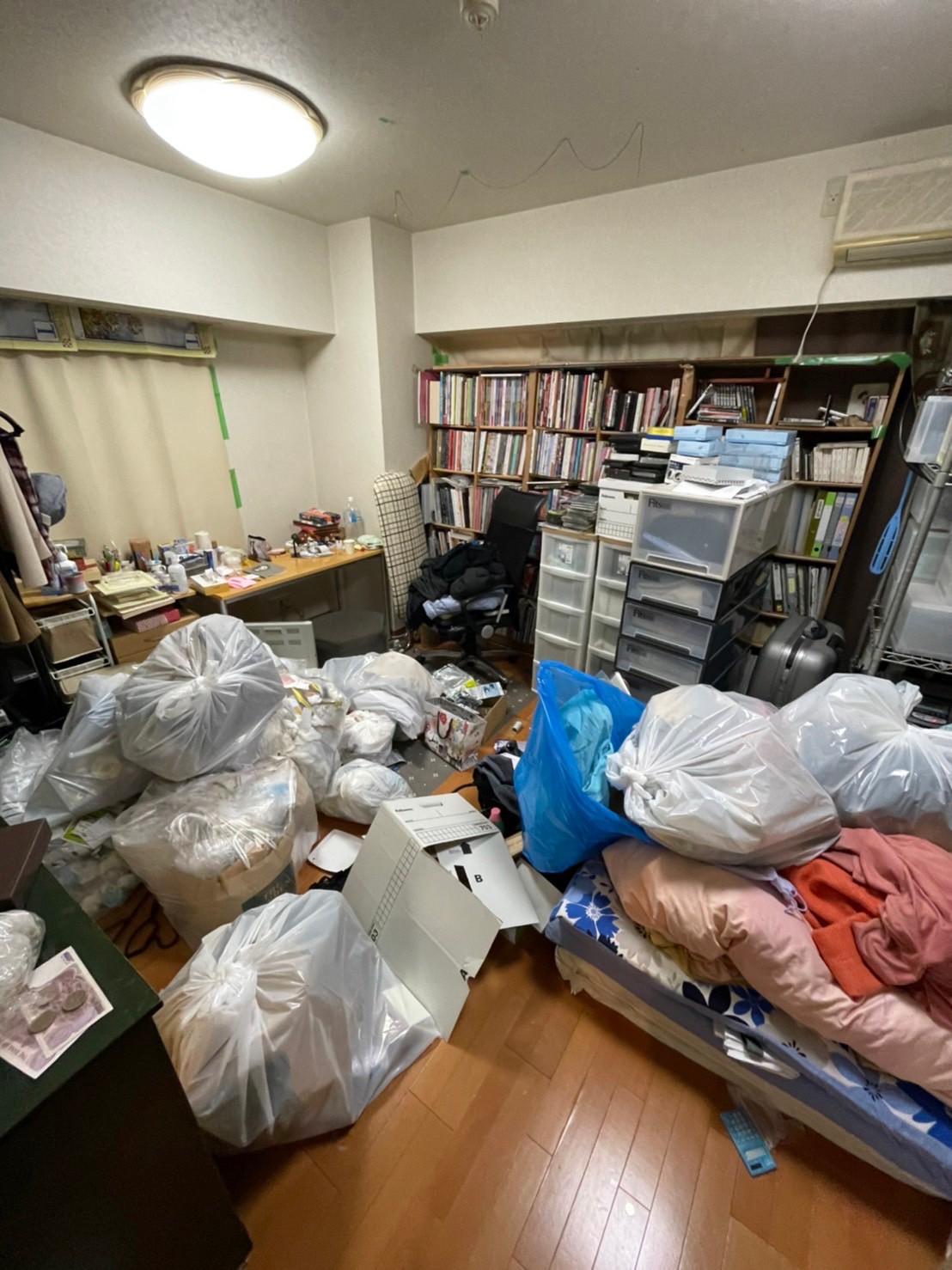 可燃ゴミ等のゴミ類、家具や家電3部屋分の回収前の状態