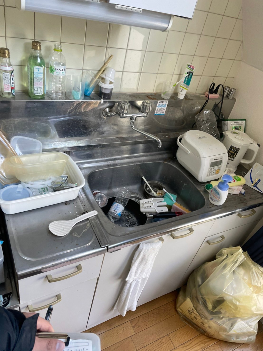 キッチン用品全般、生活ゴミ、炊飯器、ポットの回収前の状態
