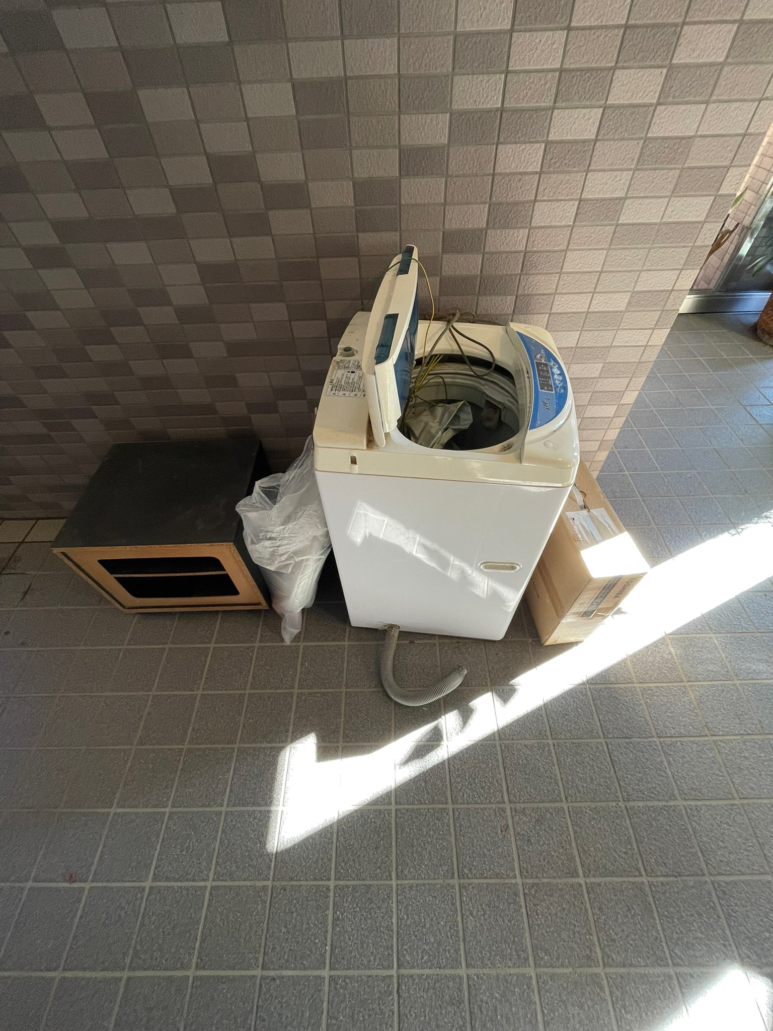 洗濯機、テレビ台、小型家電の回収前の状態