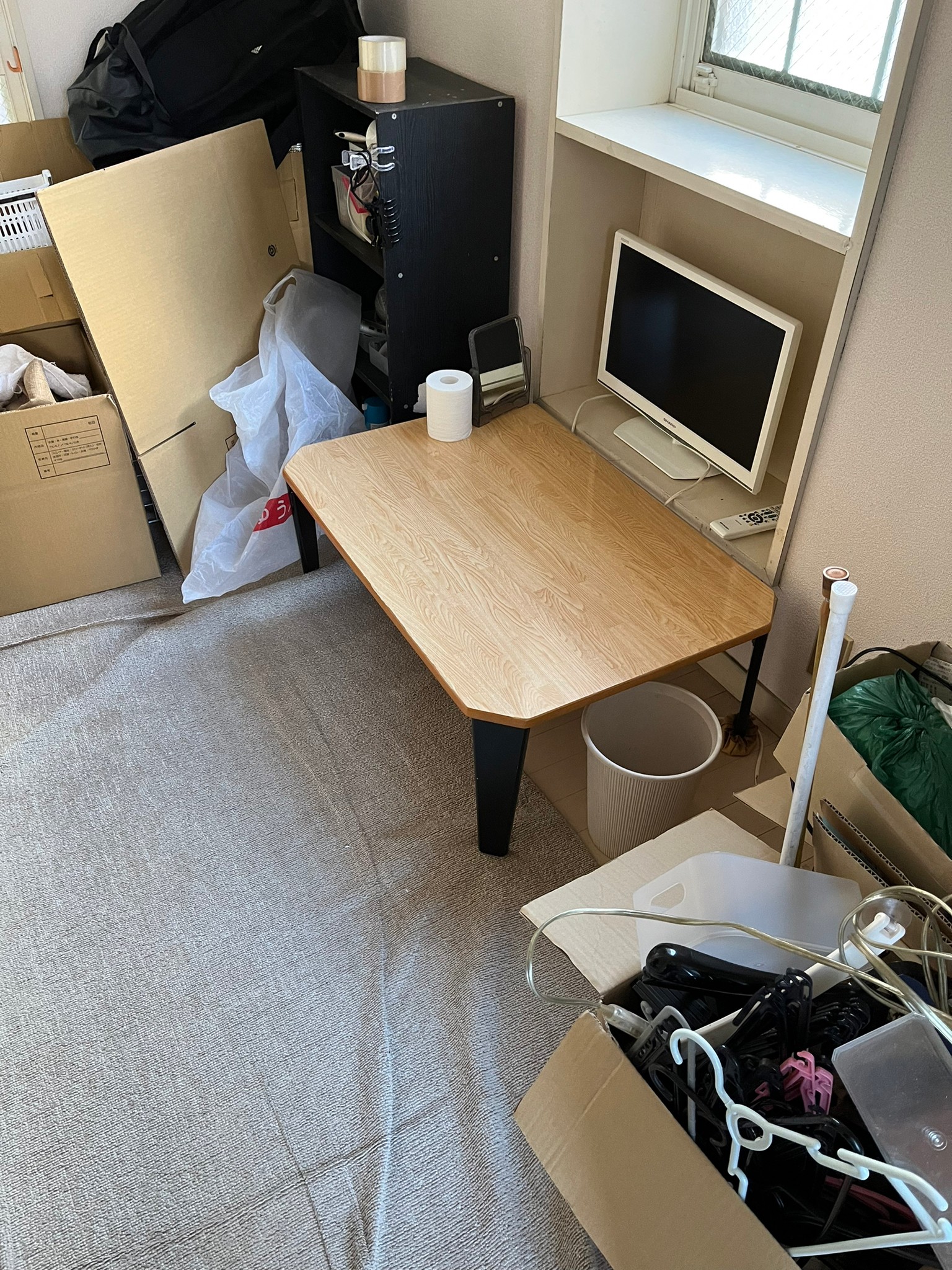 テーブル、モニター、カラーボックス、ラグ、生活用品の回収前の状態