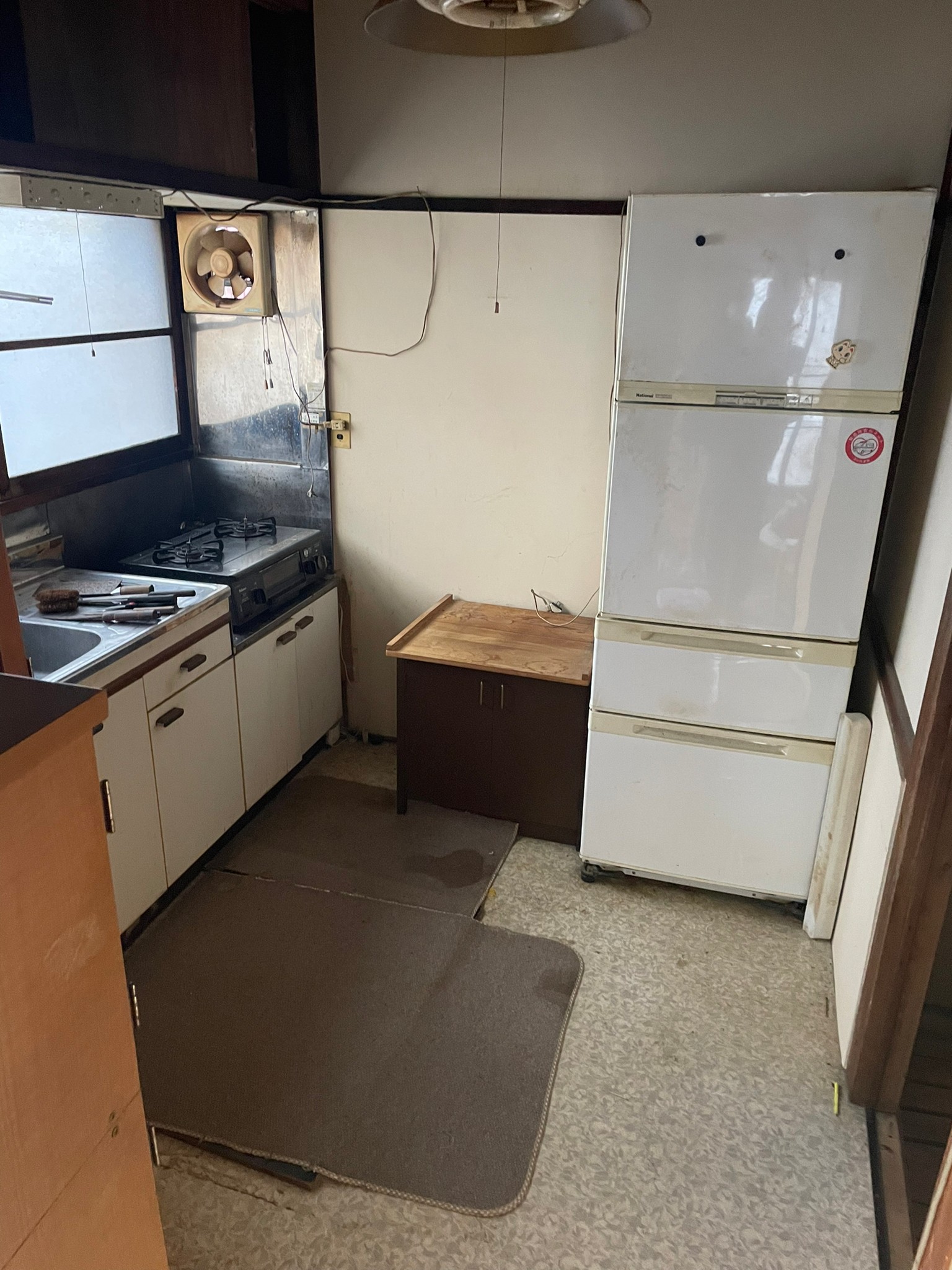 冷蔵庫、キッチンマット、棚の回収前の状態