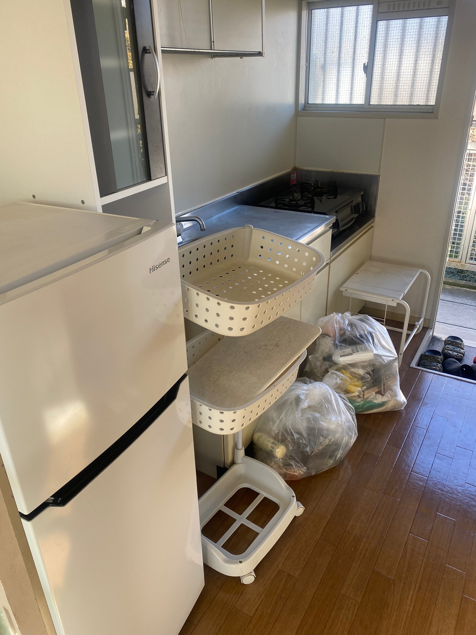 冷蔵庫、棚、袋ゴミの回収前の状態