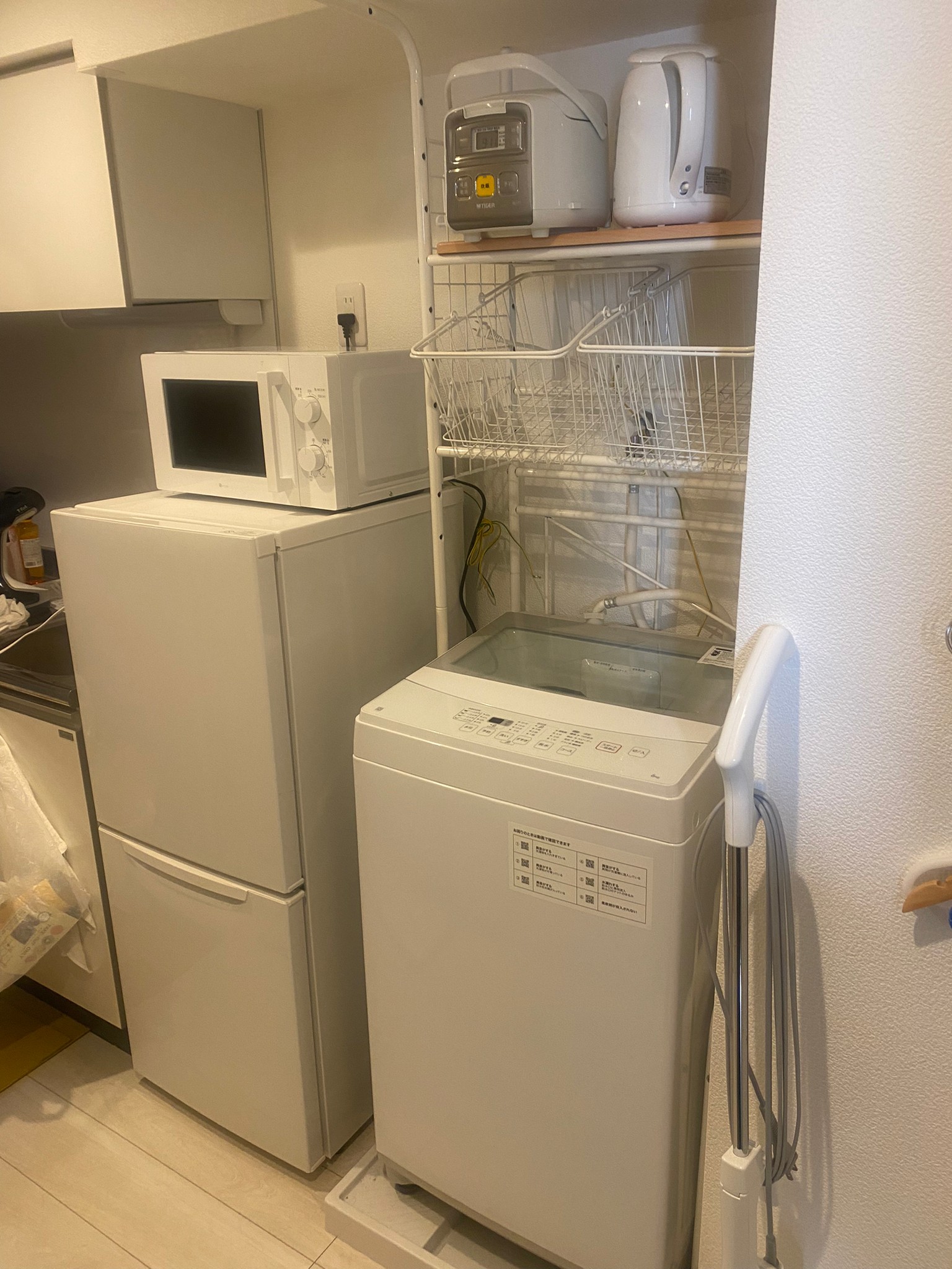 洗濯機、冷蔵庫、電子レンジ、炊飯器、ポット。収納棚の回収前の状態