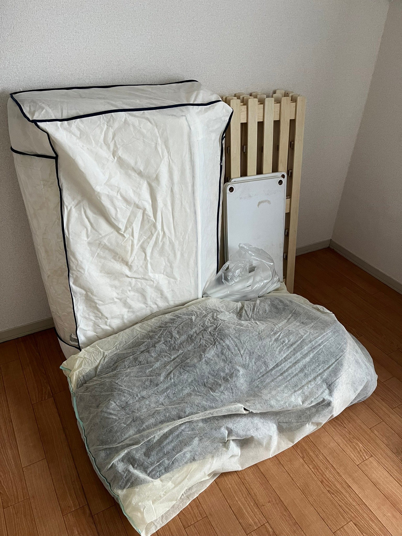 ベッド、布団の回収前の状態