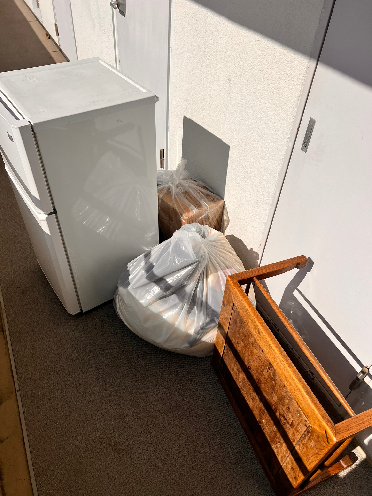 冷蔵庫、机、生活ゴミの回収前の状態