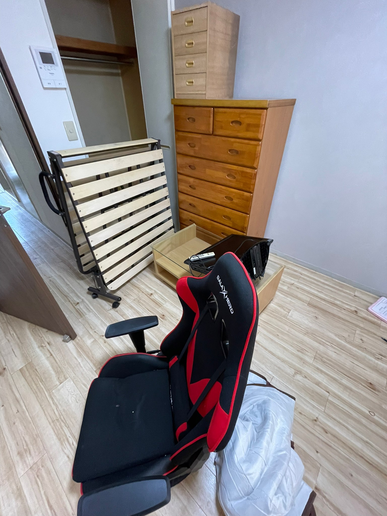 椅子、折り畳みベッド、机、タンス、棚の回収前の状態