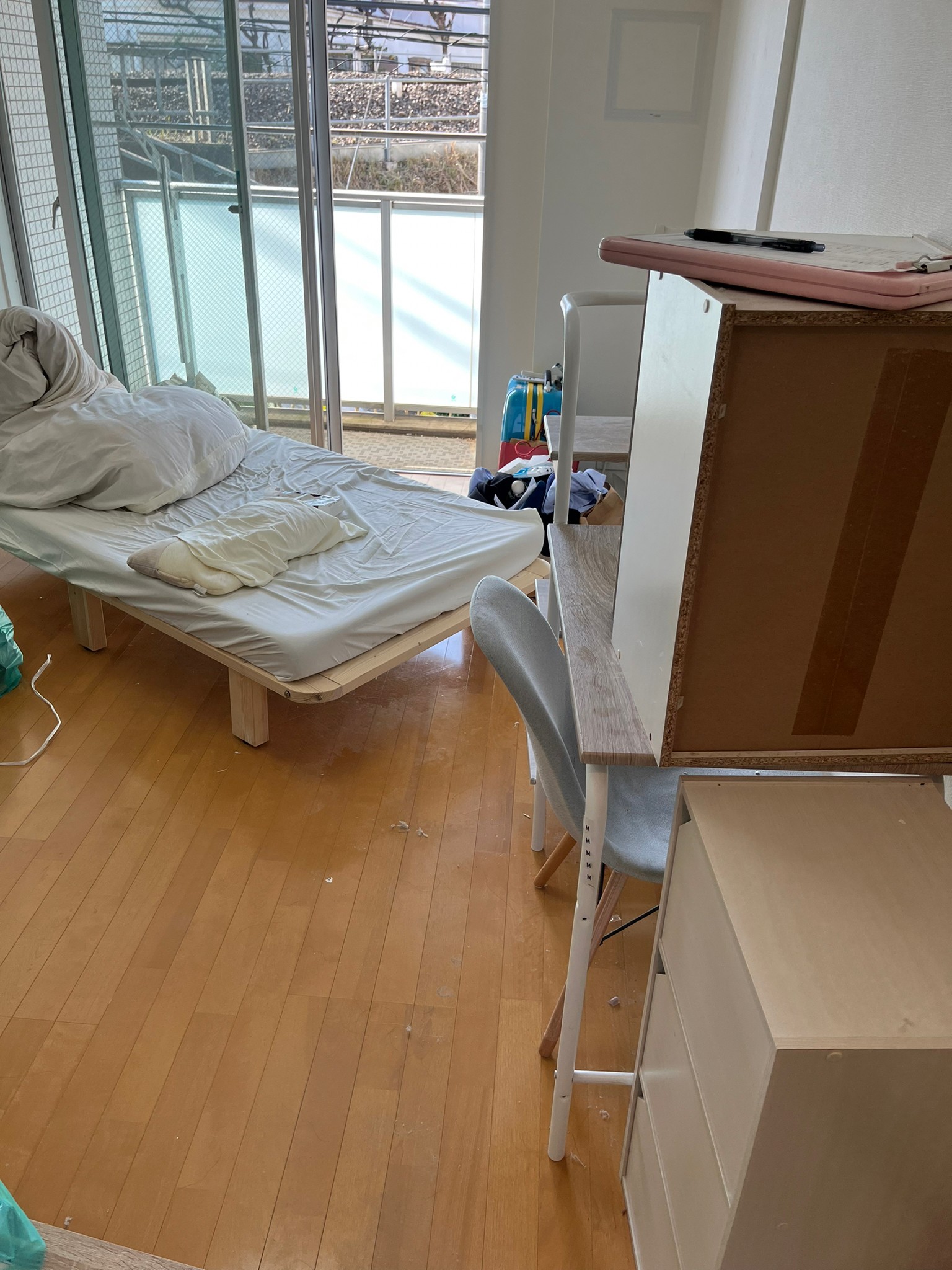 ベッド、机、椅子、カラーボックスの回収前の状態