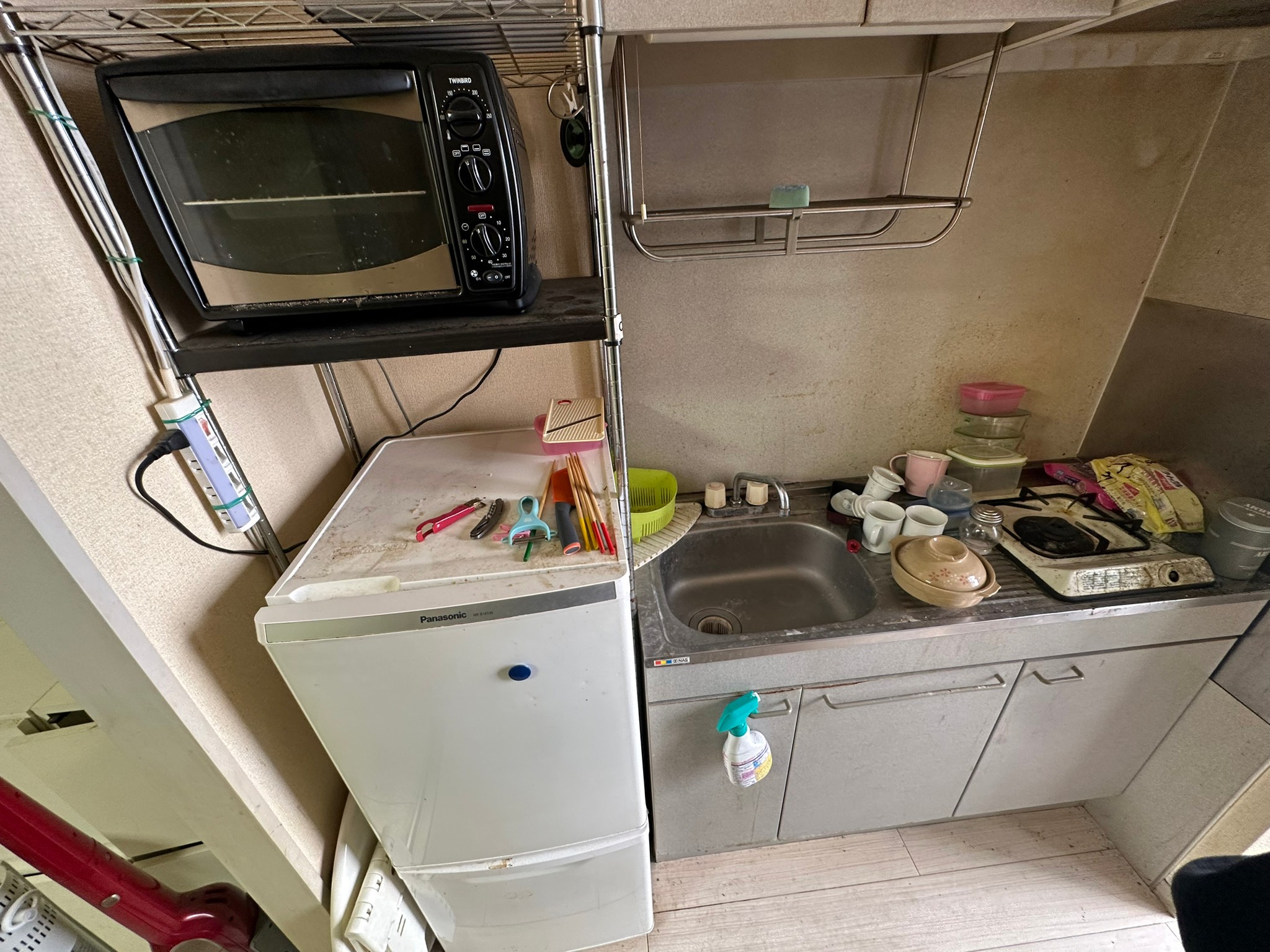 冷蔵庫、棚、電子レンジ、キッチン用品全般の回収前の状態