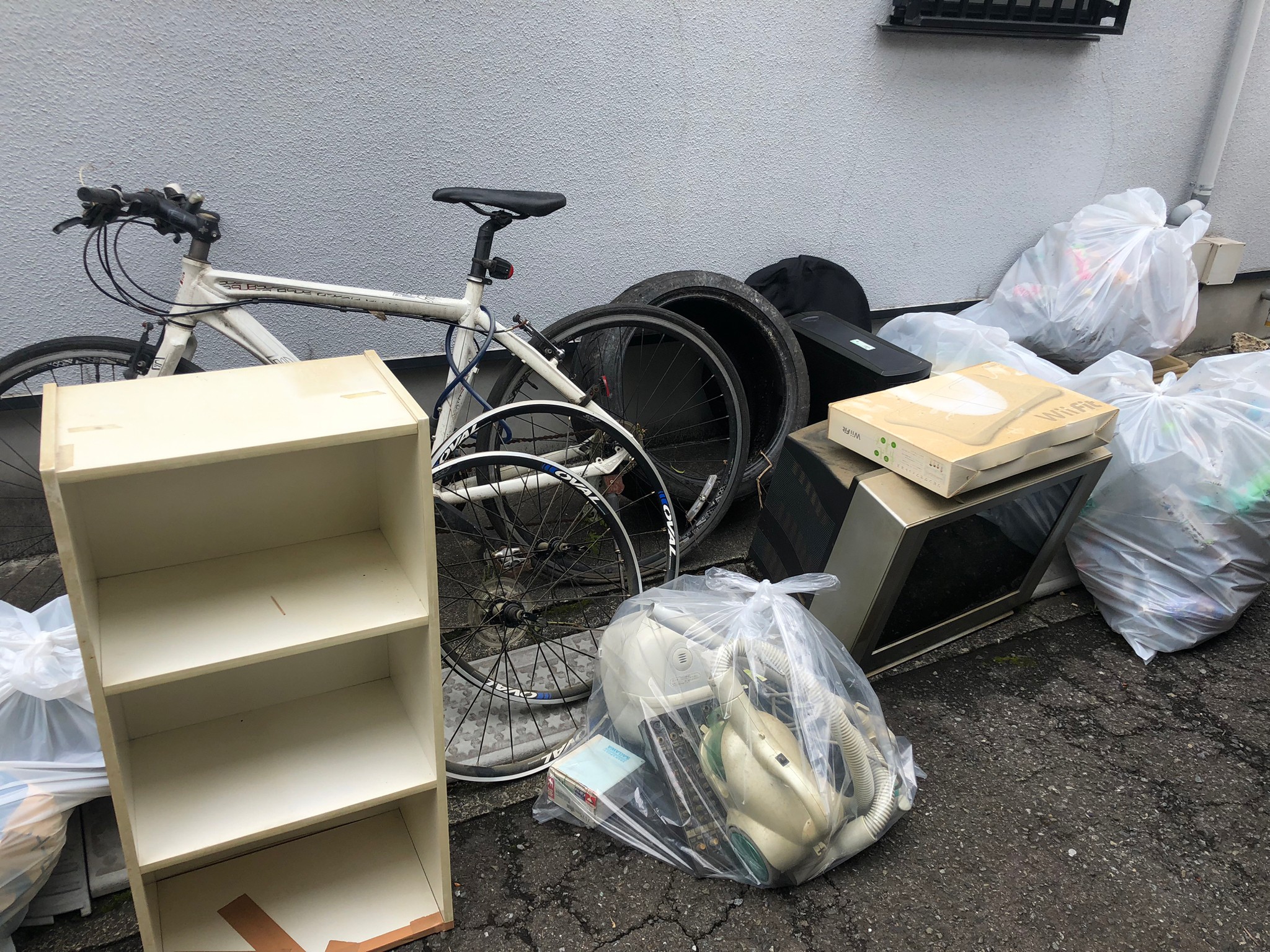 自転車、小型家電、テレビ、カラーボックス、生活ゴミの回収前の状態