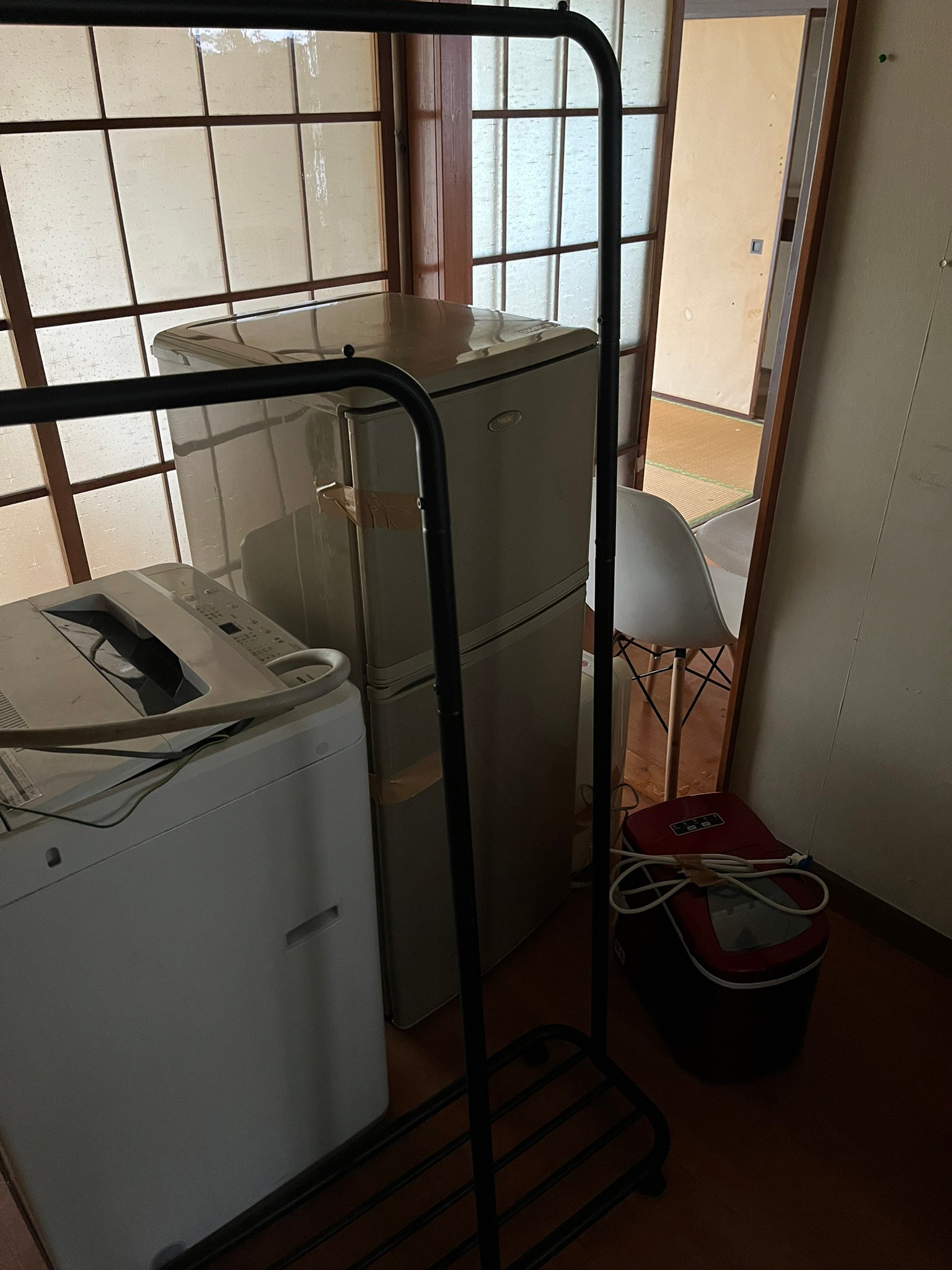 冷蔵庫、洗濯機、炊飯器、ハンガーラックの回収前の状態