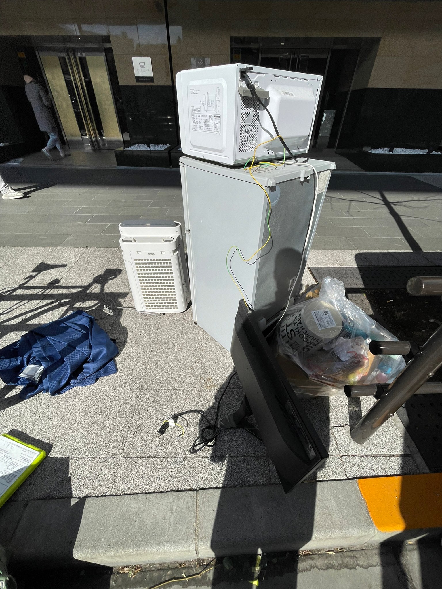 冷蔵庫、電子レンジ、空気清浄機、こたつ、袋ゴミ、テレビの回収前の状態