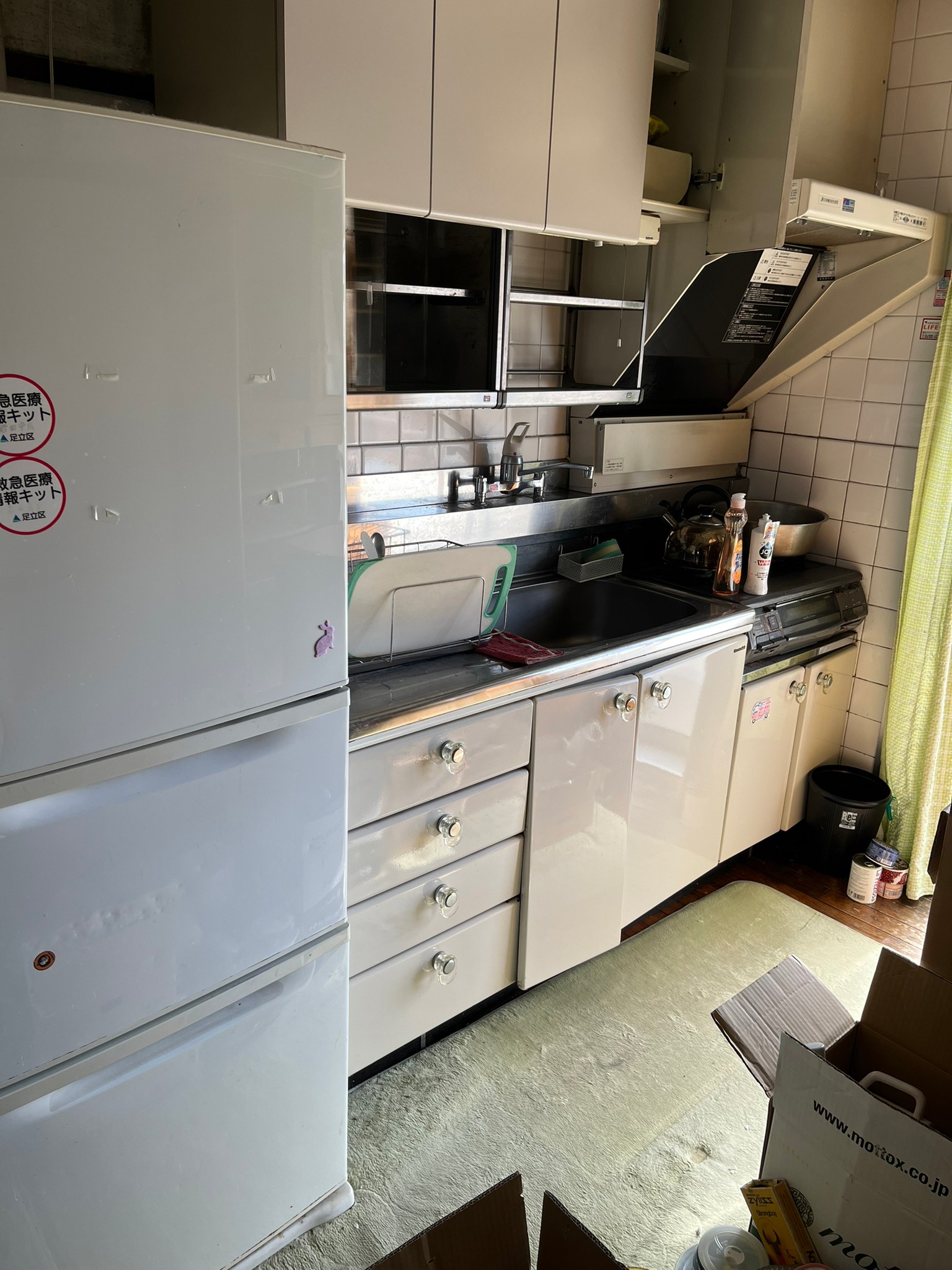 冷蔵庫、キッチン用品全般の回収前の状態