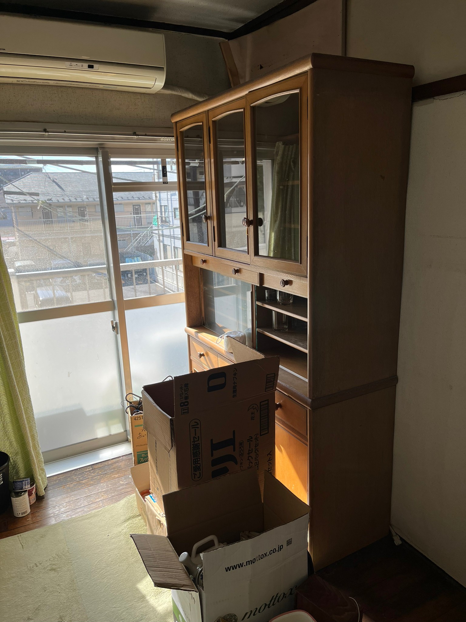 食器棚、キッチン用品、エアコン、エアコン室外機の回収前の状態